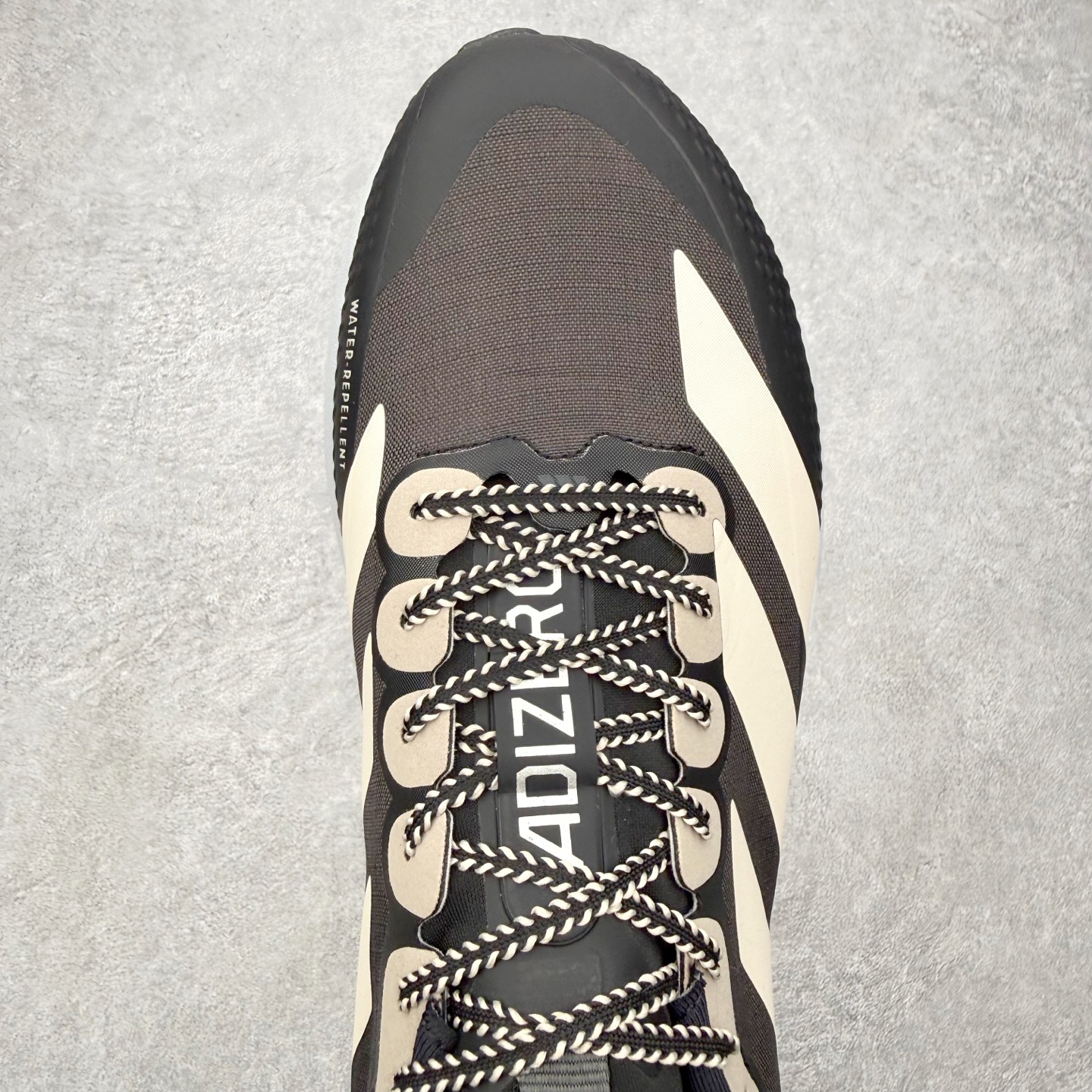 图片[4]-AD Adizero EVO SL ATR M 马拉松竞速专业跑鞋 CELERMESH针织网面非常轻薄 纤维间的缝隙很大 可以保证跑步时的透气、排汗效果 鞋舌直接与两侧的内衬和鞋底连接在一起 在跑步过程中不会被鞋舌的左右移动所困扰 在标准鞋带孔的基础上再拓宽一组鞋带孔 适合不同脚型的需求 突破性 EnergyRods 技术，有助于跑者实现更好的成绩 中底独特的LIGHTSTRIKE PRO泡棉材质 微弹感觉在跑步过程中给予了良好的支撑体验 对于顶级精英和高水平进阶跑者来说 ADIOS PRO是一双值得信赖的竞速比赛用鞋 尺码：36 36.5 37.5 38 38.5 39 40 40.5 41 42 42.5 43 44 44.5 45-选品中心