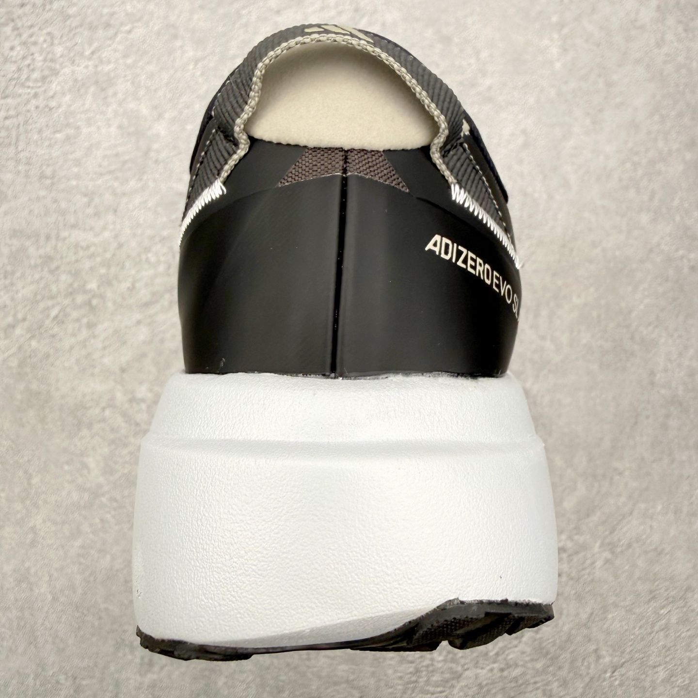 图片[8]-AD Adizero EVO SL ATR M 马拉松竞速专业跑鞋 CELERMESH针织网面非常轻薄 纤维间的缝隙很大 可以保证跑步时的透气、排汗效果 鞋舌直接与两侧的内衬和鞋底连接在一起 在跑步过程中不会被鞋舌的左右移动所困扰 在标准鞋带孔的基础上再拓宽一组鞋带孔 适合不同脚型的需求 突破性 EnergyRods 技术，有助于跑者实现更好的成绩 中底独特的LIGHTSTRIKE PRO泡棉材质 微弹感觉在跑步过程中给予了良好的支撑体验 对于顶级精英和高水平进阶跑者来说 ADIOS PRO是一双值得信赖的竞速比赛用鞋 尺码：36 36.5 37.5 38 38.5 39 40 40.5 41 42 42.5 43 44 44.5 45-选品中心