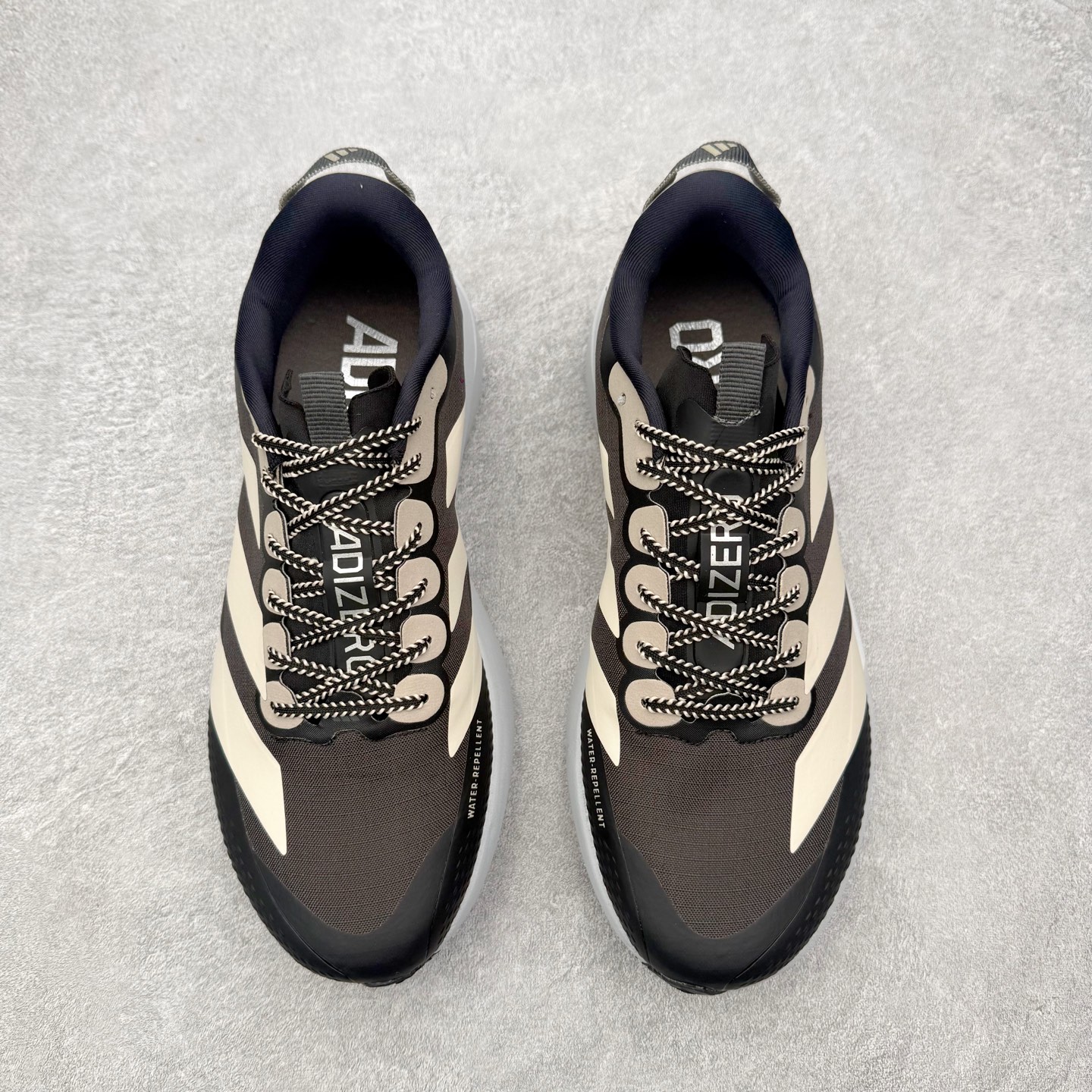 图片[2]-AD Adizero EVO SL ATR M 马拉松竞速专业跑鞋 CELERMESH针织网面非常轻薄 纤维间的缝隙很大 可以保证跑步时的透气、排汗效果 鞋舌直接与两侧的内衬和鞋底连接在一起 在跑步过程中不会被鞋舌的左右移动所困扰 在标准鞋带孔的基础上再拓宽一组鞋带孔 适合不同脚型的需求 突破性 EnergyRods 技术，有助于跑者实现更好的成绩 中底独特的LIGHTSTRIKE PRO泡棉材质 微弹感觉在跑步过程中给予了良好的支撑体验 对于顶级精英和高水平进阶跑者来说 ADIOS PRO是一双值得信赖的竞速比赛用鞋 尺码：36 36.5 37.5 38 38.5 39 40 40.5 41 42 42.5 43 44 44.5 45-选品中心