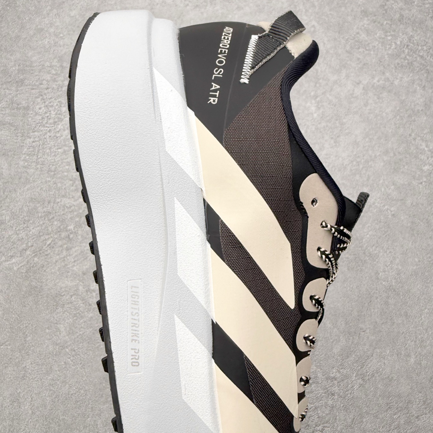 图片[6]-AD Adizero EVO SL ATR M 马拉松竞速专业跑鞋 CELERMESH针织网面非常轻薄 纤维间的缝隙很大 可以保证跑步时的透气、排汗效果 鞋舌直接与两侧的内衬和鞋底连接在一起 在跑步过程中不会被鞋舌的左右移动所困扰 在标准鞋带孔的基础上再拓宽一组鞋带孔 适合不同脚型的需求 突破性 EnergyRods 技术，有助于跑者实现更好的成绩 中底独特的LIGHTSTRIKE PRO泡棉材质 微弹感觉在跑步过程中给予了良好的支撑体验 对于顶级精英和高水平进阶跑者来说 ADIOS PRO是一双值得信赖的竞速比赛用鞋 尺码：36 36.5 37.5 38 38.5 39 40 40.5 41 42 42.5 43 44 44.5 45-选品中心