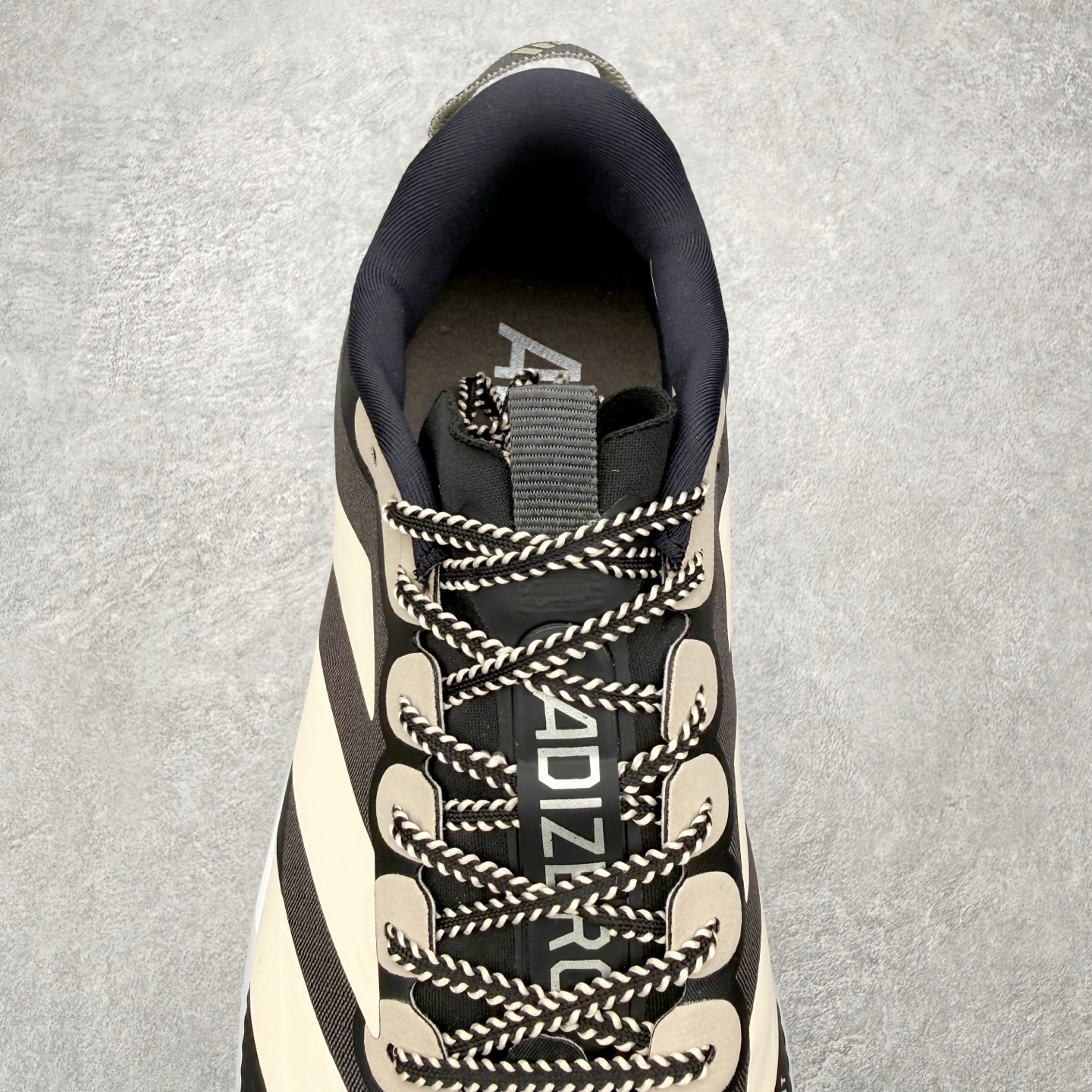图片[5]-AD Adizero EVO SL ATR M 马拉松竞速专业跑鞋 CELERMESH针织网面非常轻薄 纤维间的缝隙很大 可以保证跑步时的透气、排汗效果 鞋舌直接与两侧的内衬和鞋底连接在一起 在跑步过程中不会被鞋舌的左右移动所困扰 在标准鞋带孔的基础上再拓宽一组鞋带孔 适合不同脚型的需求 突破性 EnergyRods 技术，有助于跑者实现更好的成绩 中底独特的LIGHTSTRIKE PRO泡棉材质 微弹感觉在跑步过程中给予了良好的支撑体验 对于顶级精英和高水平进阶跑者来说 ADIOS PRO是一双值得信赖的竞速比赛用鞋 尺码：36 36.5 37.5 38 38.5 39 40 40.5 41 42 42.5 43 44 44.5 45-选品中心