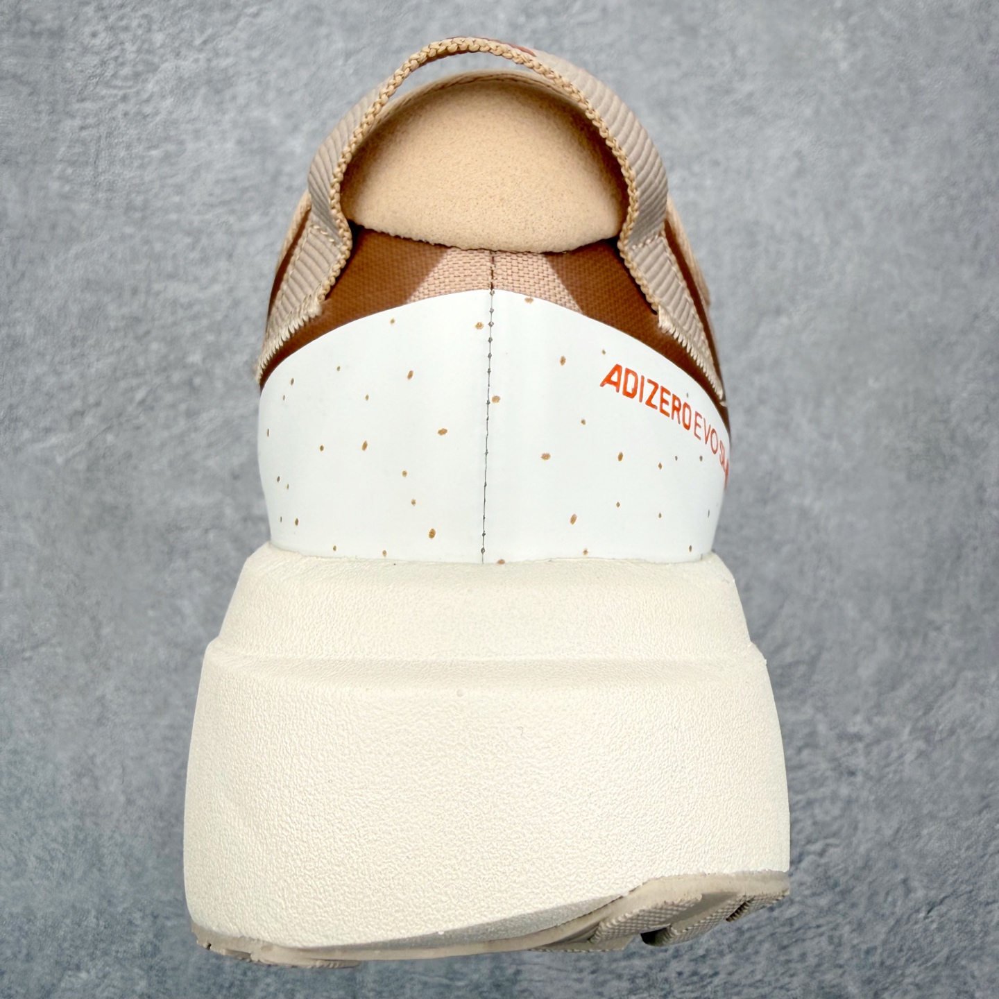 图片[8]-AD Adizero EVO SL ATR M 马拉松竞速专业跑鞋 CELERMESH针织网面非常轻薄 纤维间的缝隙很大 可以保证跑步时的透气、排汗效果 鞋舌直接与两侧的内衬和鞋底连接在一起 在跑步过程中不会被鞋舌的左右移动所困扰 在标准鞋带孔的基础上再拓宽一组鞋带孔 适合不同脚型的需求 突破性 EnergyRods 技术，有助于跑者实现更好的成绩 中底独特的LIGHTSTRIKE PRO泡棉材质 微弹感觉在跑步过程中给予了良好的支撑体验 对于顶级精英和高水平进阶跑者来说 ADIOS PRO是一双值得信赖的竞速比赛用鞋 尺码：36 36.5 37.5 38 38.5 39 40 40.5 41 42 42.5 43 44 44.5 45-选品中心