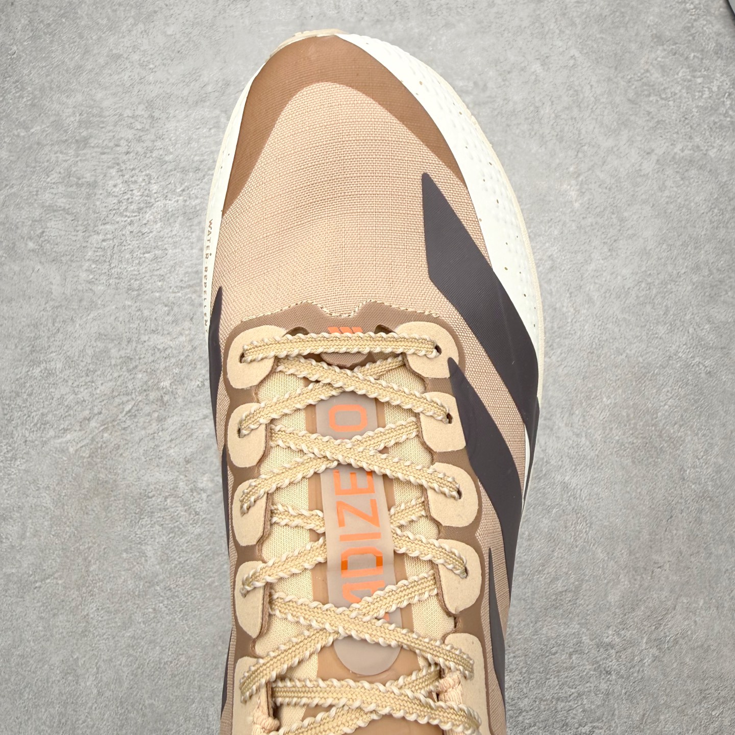 图片[4]-AD Adizero EVO SL ATR M 马拉松竞速专业跑鞋 CELERMESH针织网面非常轻薄 纤维间的缝隙很大 可以保证跑步时的透气、排汗效果 鞋舌直接与两侧的内衬和鞋底连接在一起 在跑步过程中不会被鞋舌的左右移动所困扰 在标准鞋带孔的基础上再拓宽一组鞋带孔 适合不同脚型的需求 突破性 EnergyRods 技术，有助于跑者实现更好的成绩 中底独特的LIGHTSTRIKE PRO泡棉材质 微弹感觉在跑步过程中给予了良好的支撑体验 对于顶级精英和高水平进阶跑者来说 ADIOS PRO是一双值得信赖的竞速比赛用鞋 尺码：36 36.5 37.5 38 38.5 39 40 40.5 41 42 42.5 43 44 44.5 45-选品中心