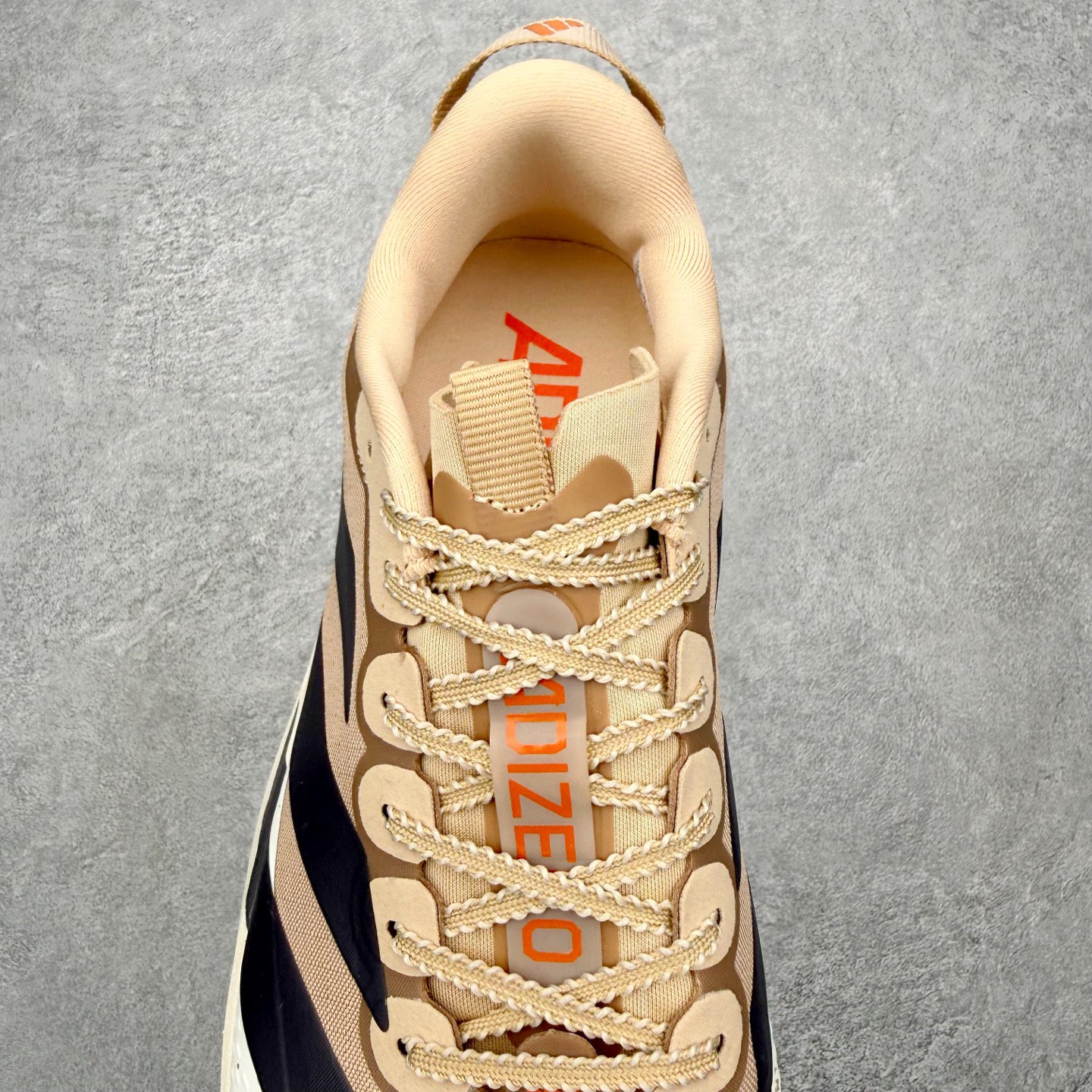 图片[5]-AD Adizero EVO SL ATR M 马拉松竞速专业跑鞋 CELERMESH针织网面非常轻薄 纤维间的缝隙很大 可以保证跑步时的透气、排汗效果 鞋舌直接与两侧的内衬和鞋底连接在一起 在跑步过程中不会被鞋舌的左右移动所困扰 在标准鞋带孔的基础上再拓宽一组鞋带孔 适合不同脚型的需求 突破性 EnergyRods 技术，有助于跑者实现更好的成绩 中底独特的LIGHTSTRIKE PRO泡棉材质 微弹感觉在跑步过程中给予了良好的支撑体验 对于顶级精英和高水平进阶跑者来说 ADIOS PRO是一双值得信赖的竞速比赛用鞋 尺码：36 36.5 37.5 38 38.5 39 40 40.5 41 42 42.5 43 44 44.5 45-选品中心
