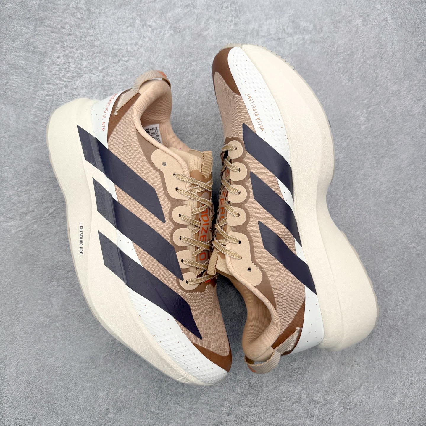 图片[3]-AD Adizero EVO SL ATR M 马拉松竞速专业跑鞋 CELERMESH针织网面非常轻薄 纤维间的缝隙很大 可以保证跑步时的透气、排汗效果 鞋舌直接与两侧的内衬和鞋底连接在一起 在跑步过程中不会被鞋舌的左右移动所困扰 在标准鞋带孔的基础上再拓宽一组鞋带孔 适合不同脚型的需求 突破性 EnergyRods 技术，有助于跑者实现更好的成绩 中底独特的LIGHTSTRIKE PRO泡棉材质 微弹感觉在跑步过程中给予了良好的支撑体验 对于顶级精英和高水平进阶跑者来说 ADIOS PRO是一双值得信赖的竞速比赛用鞋 尺码：36 36.5 37.5 38 38.5 39 40 40.5 41 42 42.5 43 44 44.5 45-选品中心
