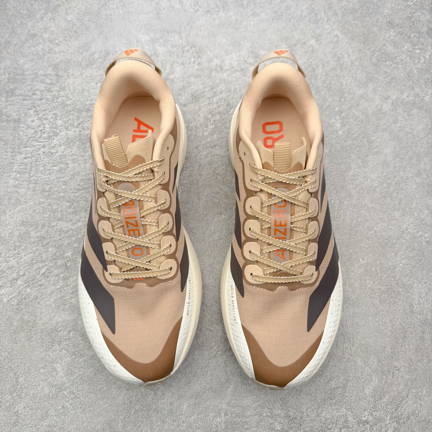图片[2]-AD Adizero EVO SL ATR M 马拉松竞速专业跑鞋 CELERMESH针织网面非常轻薄 纤维间的缝隙很大 可以保证跑步时的透气、排汗效果 鞋舌直接与两侧的内衬和鞋底连接在一起 在跑步过程中不会被鞋舌的左右移动所困扰 在标准鞋带孔的基础上再拓宽一组鞋带孔 适合不同脚型的需求 突破性 EnergyRods 技术，有助于跑者实现更好的成绩 中底独特的LIGHTSTRIKE PRO泡棉材质 微弹感觉在跑步过程中给予了良好的支撑体验 对于顶级精英和高水平进阶跑者来说 ADIOS PRO是一双值得信赖的竞速比赛用鞋 尺码：36 36.5 37.5 38 38.5 39 40 40.5 41 42 42.5 43 44 44.5 45-选品中心