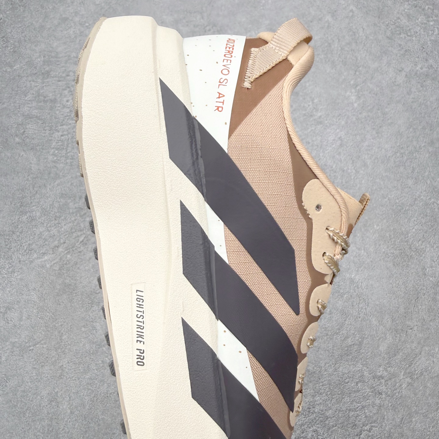 图片[6]-AD Adizero EVO SL ATR M 马拉松竞速专业跑鞋 CELERMESH针织网面非常轻薄 纤维间的缝隙很大 可以保证跑步时的透气、排汗效果 鞋舌直接与两侧的内衬和鞋底连接在一起 在跑步过程中不会被鞋舌的左右移动所困扰 在标准鞋带孔的基础上再拓宽一组鞋带孔 适合不同脚型的需求 突破性 EnergyRods 技术，有助于跑者实现更好的成绩 中底独特的LIGHTSTRIKE PRO泡棉材质 微弹感觉在跑步过程中给予了良好的支撑体验 对于顶级精英和高水平进阶跑者来说 ADIOS PRO是一双值得信赖的竞速比赛用鞋 尺码：36 36.5 37.5 38 38.5 39 40 40.5 41 42 42.5 43 44 44.5 45-选品中心