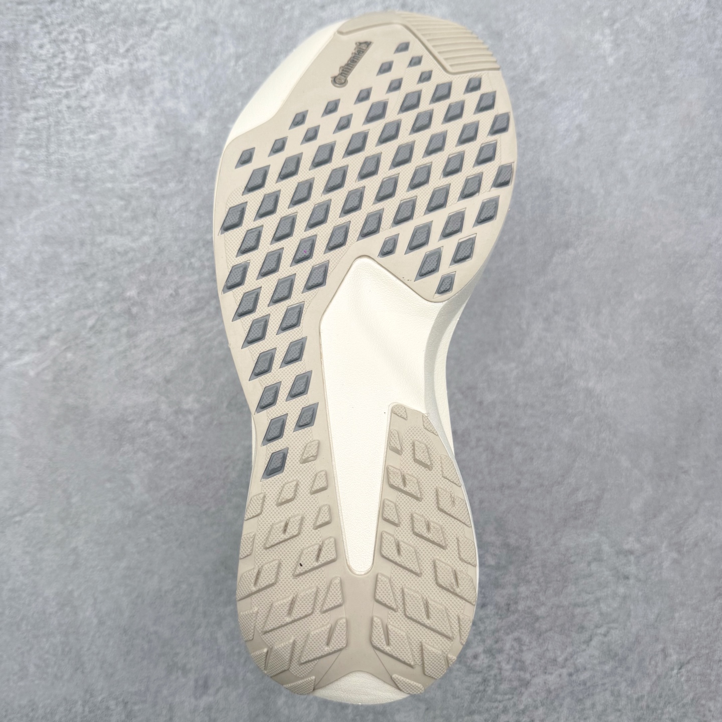图片[9]-AD Adizero EVO SL ATR M 马拉松竞速专业跑鞋 CELERMESH针织网面非常轻薄 纤维间的缝隙很大 可以保证跑步时的透气、排汗效果 鞋舌直接与两侧的内衬和鞋底连接在一起 在跑步过程中不会被鞋舌的左右移动所困扰 在标准鞋带孔的基础上再拓宽一组鞋带孔 适合不同脚型的需求 突破性 EnergyRods 技术，有助于跑者实现更好的成绩 中底独特的LIGHTSTRIKE PRO泡棉材质 微弹感觉在跑步过程中给予了良好的支撑体验 对于顶级精英和高水平进阶跑者来说 ADIOS PRO是一双值得信赖的竞速比赛用鞋 尺码：36 36.5 37.5 38 38.5 39 40 40.5 41 42 42.5 43 44 44.5 45-选品中心