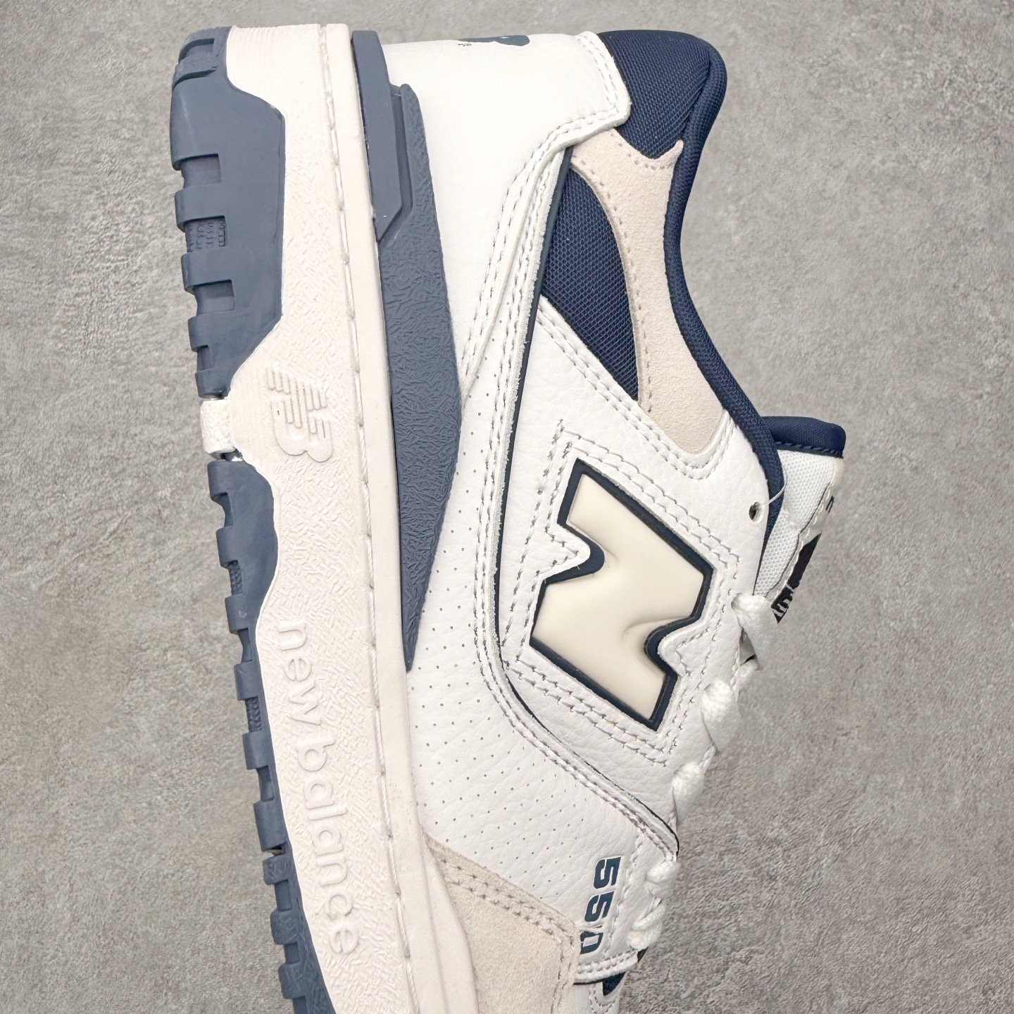 图片[6]-NB新百伦New Balance BB550系列经典复古低帮休闲运动篮球板鞋550 其实发迹于1989 年 是品牌历史中一款十分小众的篮球鞋履 低筒的鞋身搭配上皮革的设定让其鞋型在现今看来相当复古 同时搭配上Aimé Leon Dore刻画的四款配色 都让这款低调鞋款冲上炒价热搜 也因此让更多鞋迷知悉这款NB 鞋履 相比NB 550 来说 Louis Vuitton 所发表的LV Trainer 运动鞋就是知名度较高的一款球鞋了 由品牌男装创意总监Virgil Abloh 利用复古篮球鞋作为灵感刻画而成 搭配上LV 高质感皮革的陪衬成为当今精品时尚球鞋的代表作品 仔细一看New Balance 550 与Louis Vuitton LV Trainer 都以「篮球鞋」为蓝图 复古鞋貌的特色氛围也极其相似 尺码：36 37 37.5 38 38.5 39 40 40.5 41.5 42 42.5 43 44 45-选品中心