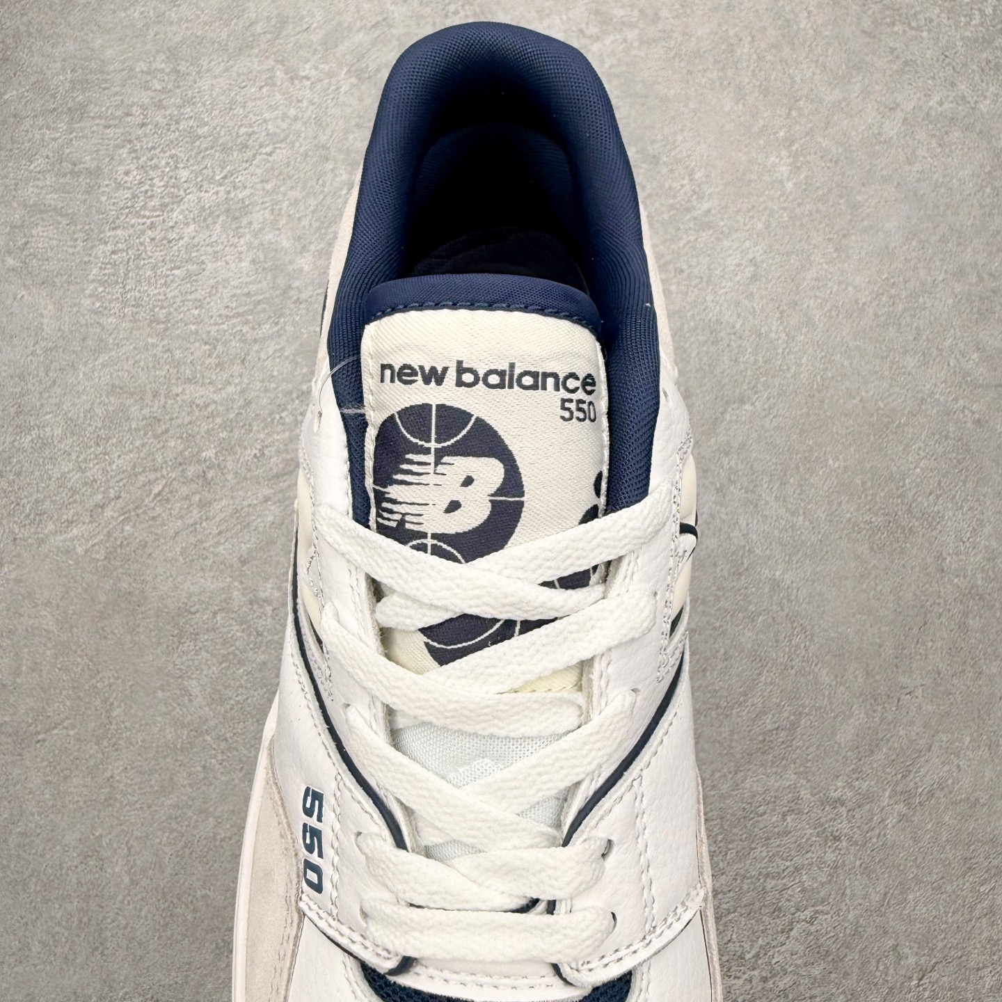 图片[5]-NB新百伦New Balance BB550系列经典复古低帮休闲运动篮球板鞋550 其实发迹于1989 年 是品牌历史中一款十分小众的篮球鞋履 低筒的鞋身搭配上皮革的设定让其鞋型在现今看来相当复古 同时搭配上Aimé Leon Dore刻画的四款配色 都让这款低调鞋款冲上炒价热搜 也因此让更多鞋迷知悉这款NB 鞋履 相比NB 550 来说 Louis Vuitton 所发表的LV Trainer 运动鞋就是知名度较高的一款球鞋了 由品牌男装创意总监Virgil Abloh 利用复古篮球鞋作为灵感刻画而成 搭配上LV 高质感皮革的陪衬成为当今精品时尚球鞋的代表作品 仔细一看New Balance 550 与Louis Vuitton LV Trainer 都以「篮球鞋」为蓝图 复古鞋貌的特色氛围也极其相似 尺码：36 37 37.5 38 38.5 39 40 40.5 41.5 42 42.5 43 44 45-选品中心