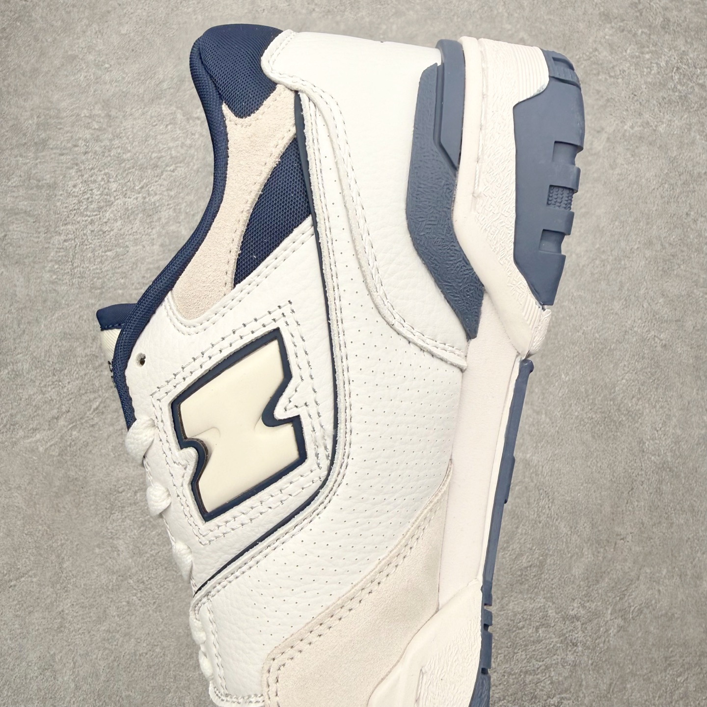 图片[7]-NB新百伦New Balance BB550系列经典复古低帮休闲运动篮球板鞋550 其实发迹于1989 年 是品牌历史中一款十分小众的篮球鞋履 低筒的鞋身搭配上皮革的设定让其鞋型在现今看来相当复古 同时搭配上Aimé Leon Dore刻画的四款配色 都让这款低调鞋款冲上炒价热搜 也因此让更多鞋迷知悉这款NB 鞋履 相比NB 550 来说 Louis Vuitton 所发表的LV Trainer 运动鞋就是知名度较高的一款球鞋了 由品牌男装创意总监Virgil Abloh 利用复古篮球鞋作为灵感刻画而成 搭配上LV 高质感皮革的陪衬成为当今精品时尚球鞋的代表作品 仔细一看New Balance 550 与Louis Vuitton LV Trainer 都以「篮球鞋」为蓝图 复古鞋貌的特色氛围也极其相似 尺码：36 37 37.5 38 38.5 39 40 40.5 41.5 42 42.5 43 44 45-选品中心