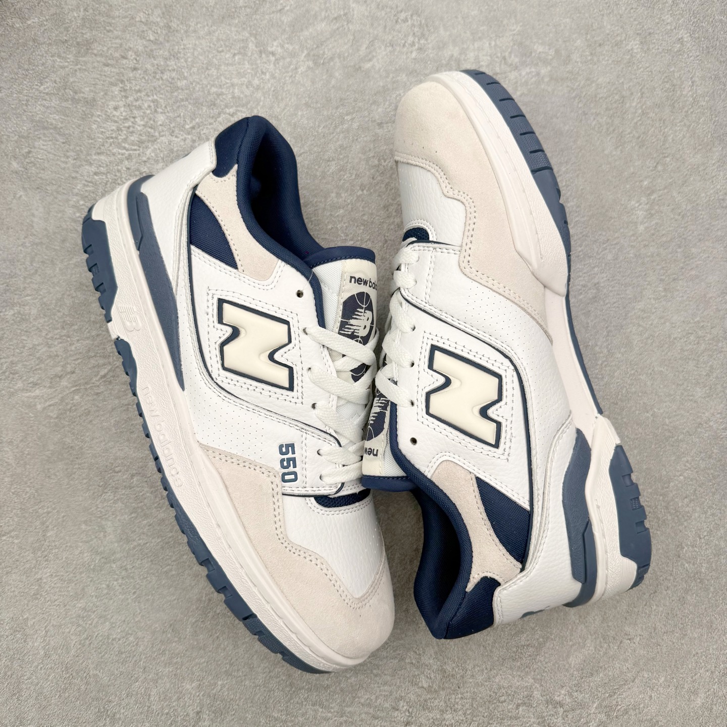 图片[3]-NB新百伦New Balance BB550系列经典复古低帮休闲运动篮球板鞋550 其实发迹于1989 年 是品牌历史中一款十分小众的篮球鞋履 低筒的鞋身搭配上皮革的设定让其鞋型在现今看来相当复古 同时搭配上Aimé Leon Dore刻画的四款配色 都让这款低调鞋款冲上炒价热搜 也因此让更多鞋迷知悉这款NB 鞋履 相比NB 550 来说 Louis Vuitton 所发表的LV Trainer 运动鞋就是知名度较高的一款球鞋了 由品牌男装创意总监Virgil Abloh 利用复古篮球鞋作为灵感刻画而成 搭配上LV 高质感皮革的陪衬成为当今精品时尚球鞋的代表作品 仔细一看New Balance 550 与Louis Vuitton LV Trainer 都以「篮球鞋」为蓝图 复古鞋貌的特色氛围也极其相似 尺码：36 37 37.5 38 38.5 39 40 40.5 41.5 42 42.5 43 44 45-选品中心