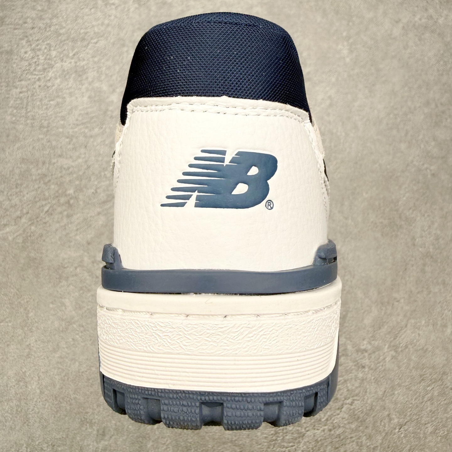 图片[8]-NB新百伦New Balance BB550系列经典复古低帮休闲运动篮球板鞋550 其实发迹于1989 年 是品牌历史中一款十分小众的篮球鞋履 低筒的鞋身搭配上皮革的设定让其鞋型在现今看来相当复古 同时搭配上Aimé Leon Dore刻画的四款配色 都让这款低调鞋款冲上炒价热搜 也因此让更多鞋迷知悉这款NB 鞋履 相比NB 550 来说 Louis Vuitton 所发表的LV Trainer 运动鞋就是知名度较高的一款球鞋了 由品牌男装创意总监Virgil Abloh 利用复古篮球鞋作为灵感刻画而成 搭配上LV 高质感皮革的陪衬成为当今精品时尚球鞋的代表作品 仔细一看New Balance 550 与Louis Vuitton LV Trainer 都以「篮球鞋」为蓝图 复古鞋貌的特色氛围也极其相似 尺码：36 37 37.5 38 38.5 39 40 40.5 41.5 42 42.5 43 44 45-选品中心