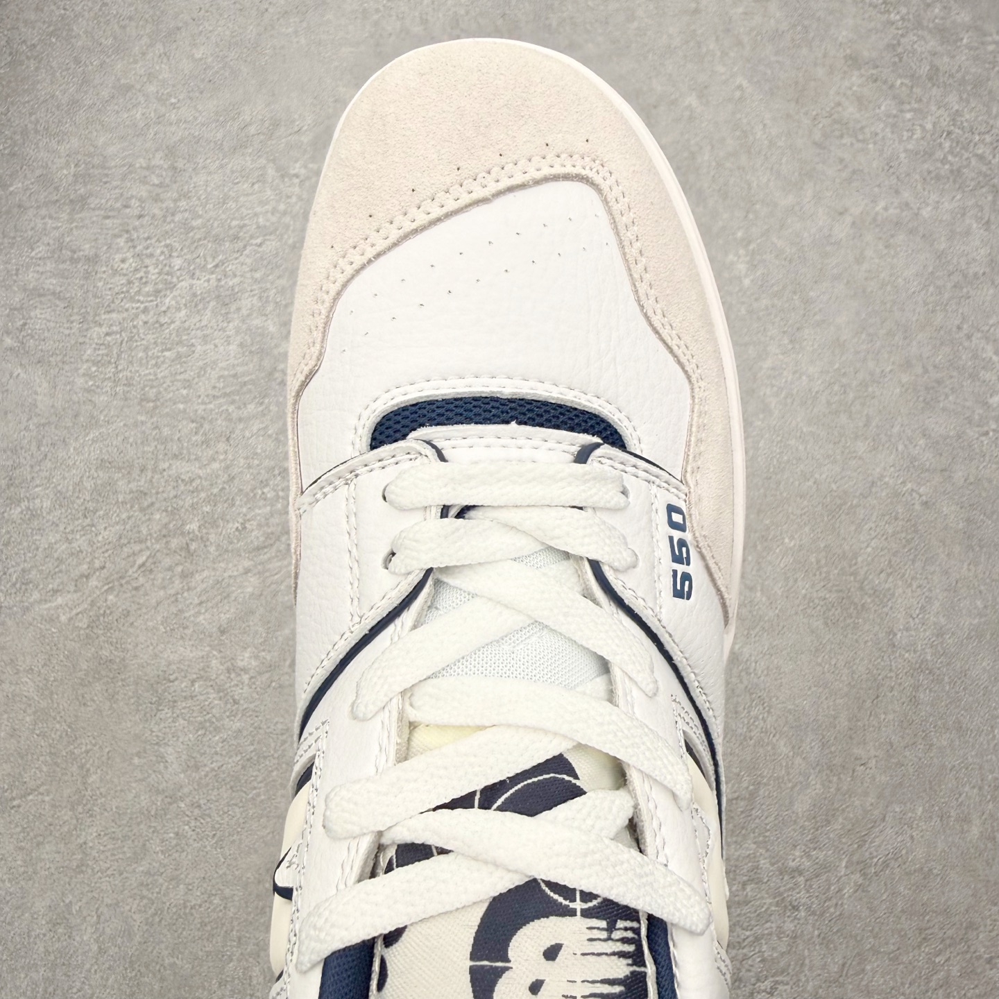 图片[4]-NB新百伦New Balance BB550系列经典复古低帮休闲运动篮球板鞋550 其实发迹于1989 年 是品牌历史中一款十分小众的篮球鞋履 低筒的鞋身搭配上皮革的设定让其鞋型在现今看来相当复古 同时搭配上Aimé Leon Dore刻画的四款配色 都让这款低调鞋款冲上炒价热搜 也因此让更多鞋迷知悉这款NB 鞋履 相比NB 550 来说 Louis Vuitton 所发表的LV Trainer 运动鞋就是知名度较高的一款球鞋了 由品牌男装创意总监Virgil Abloh 利用复古篮球鞋作为灵感刻画而成 搭配上LV 高质感皮革的陪衬成为当今精品时尚球鞋的代表作品 仔细一看New Balance 550 与Louis Vuitton LV Trainer 都以「篮球鞋」为蓝图 复古鞋貌的特色氛围也极其相似 尺码：36 37 37.5 38 38.5 39 40 40.5 41.5 42 42.5 43 44 45-选品中心