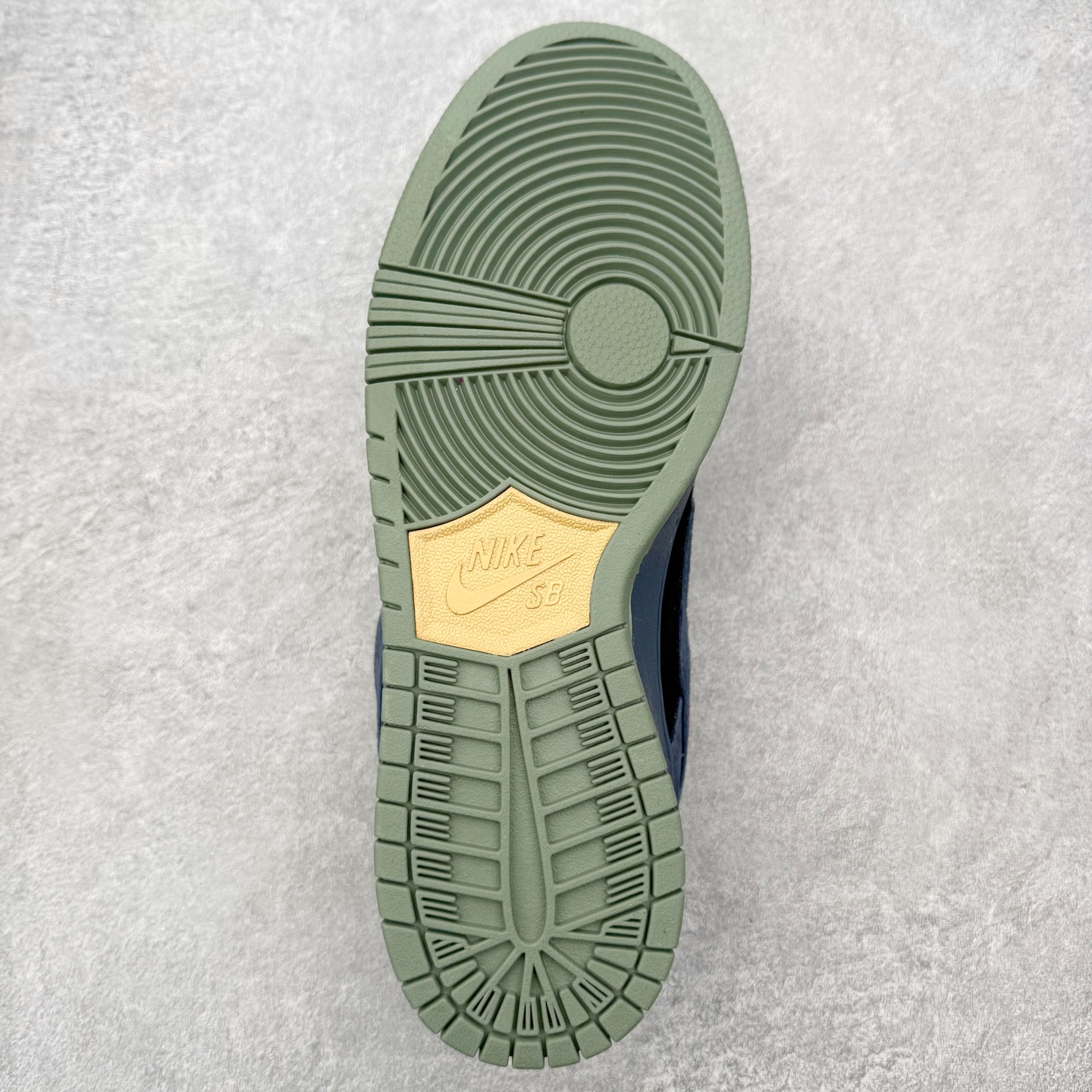 图片[9]-＃F版 NK Dunk SB Low 时尚舒适 防滑耐磨低帮板鞋 HF3063-002 实力大厂出品 新配色陆续开发 利润个位数只为口碑 全套原纸板楦头开发 确保原汁原味 完美呈现DUNK版型 一比一鞋头弧度高度鞋身弧度 此版本只针对中端市场 皮料材质有所更替 其他数据细节工艺流程均保持一致 绝不口嗨 细节品控鞋型随意对比 独家私模官方第六代原厂航空铝磨具打磨大底 鞋头坡度极致还原 无解鞋型 原盒原配 圈内天花板工艺 原厂玻璃冲刀 超高清洁度 全鞋零毛边皮料切割 原厂中底布点胶 中底布拉帮走线遵循公司 尺码：36 36.5 37.5 38 38.5 39 40 40.5 41 42 42.5 43 44 44.5 45 46-选品中心