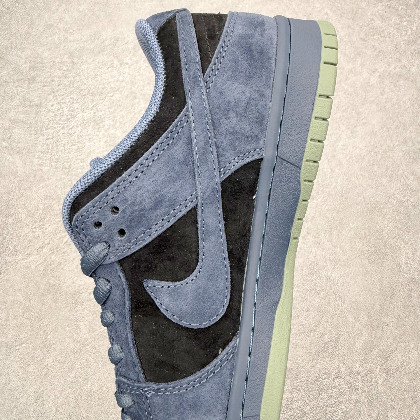图片[7]-＃F版 NK Dunk SB Low 时尚舒适 防滑耐磨低帮板鞋 HF3063-002 实力大厂出品 新配色陆续开发 利润个位数只为口碑 全套原纸板楦头开发 确保原汁原味 完美呈现DUNK版型 一比一鞋头弧度高度鞋身弧度 此版本只针对中端市场 皮料材质有所更替 其他数据细节工艺流程均保持一致 绝不口嗨 细节品控鞋型随意对比 独家私模官方第六代原厂航空铝磨具打磨大底 鞋头坡度极致还原 无解鞋型 原盒原配 圈内天花板工艺 原厂玻璃冲刀 超高清洁度 全鞋零毛边皮料切割 原厂中底布点胶 中底布拉帮走线遵循公司 尺码：36 36.5 37.5 38 38.5 39 40 40.5 41 42 42.5 43 44 44.5 45 46-选品中心