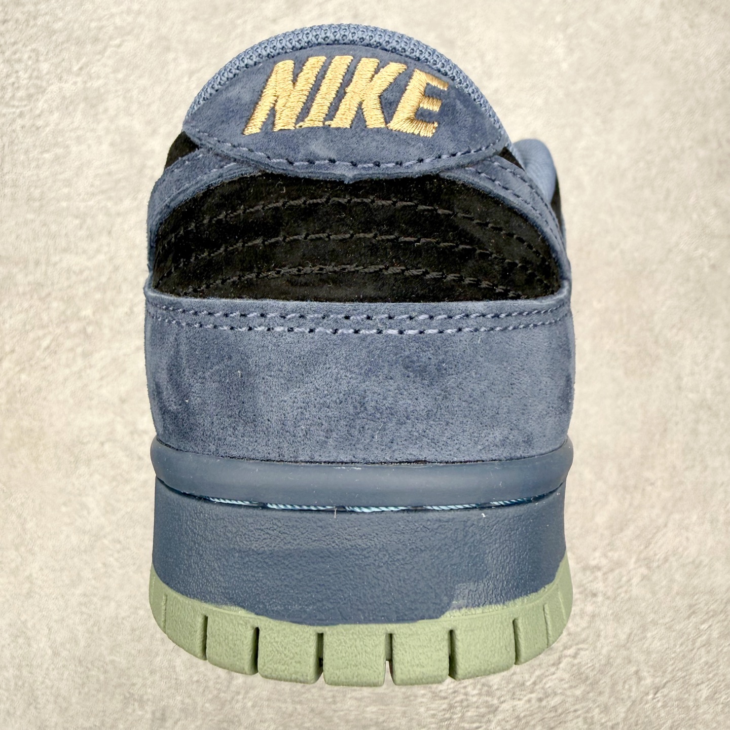 图片[8]-＃F版 NK Dunk SB Low 时尚舒适 防滑耐磨低帮板鞋 HF3063-002 实力大厂出品 新配色陆续开发 利润个位数只为口碑 全套原纸板楦头开发 确保原汁原味 完美呈现DUNK版型 一比一鞋头弧度高度鞋身弧度 此版本只针对中端市场 皮料材质有所更替 其他数据细节工艺流程均保持一致 绝不口嗨 细节品控鞋型随意对比 独家私模官方第六代原厂航空铝磨具打磨大底 鞋头坡度极致还原 无解鞋型 原盒原配 圈内天花板工艺 原厂玻璃冲刀 超高清洁度 全鞋零毛边皮料切割 原厂中底布点胶 中底布拉帮走线遵循公司 尺码：36 36.5 37.5 38 38.5 39 40 40.5 41 42 42.5 43 44 44.5 45 46-选品中心