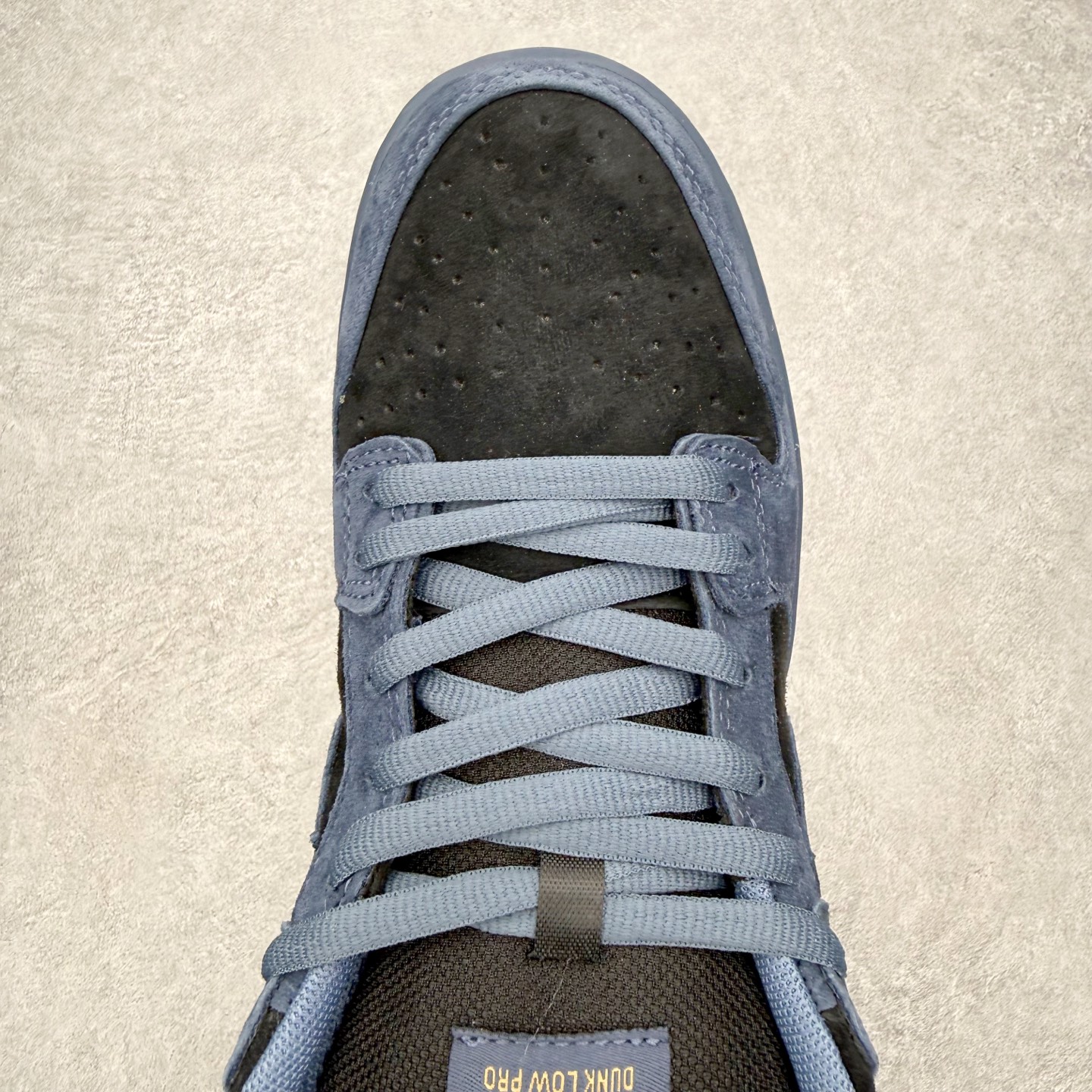 图片[4]-＃F版 NK Dunk SB Low 时尚舒适 防滑耐磨低帮板鞋 HF3063-002 实力大厂出品 新配色陆续开发 利润个位数只为口碑 全套原纸板楦头开发 确保原汁原味 完美呈现DUNK版型 一比一鞋头弧度高度鞋身弧度 此版本只针对中端市场 皮料材质有所更替 其他数据细节工艺流程均保持一致 绝不口嗨 细节品控鞋型随意对比 独家私模官方第六代原厂航空铝磨具打磨大底 鞋头坡度极致还原 无解鞋型 原盒原配 圈内天花板工艺 原厂玻璃冲刀 超高清洁度 全鞋零毛边皮料切割 原厂中底布点胶 中底布拉帮走线遵循公司 尺码：36 36.5 37.5 38 38.5 39 40 40.5 41 42 42.5 43 44 44.5 45 46-选品中心