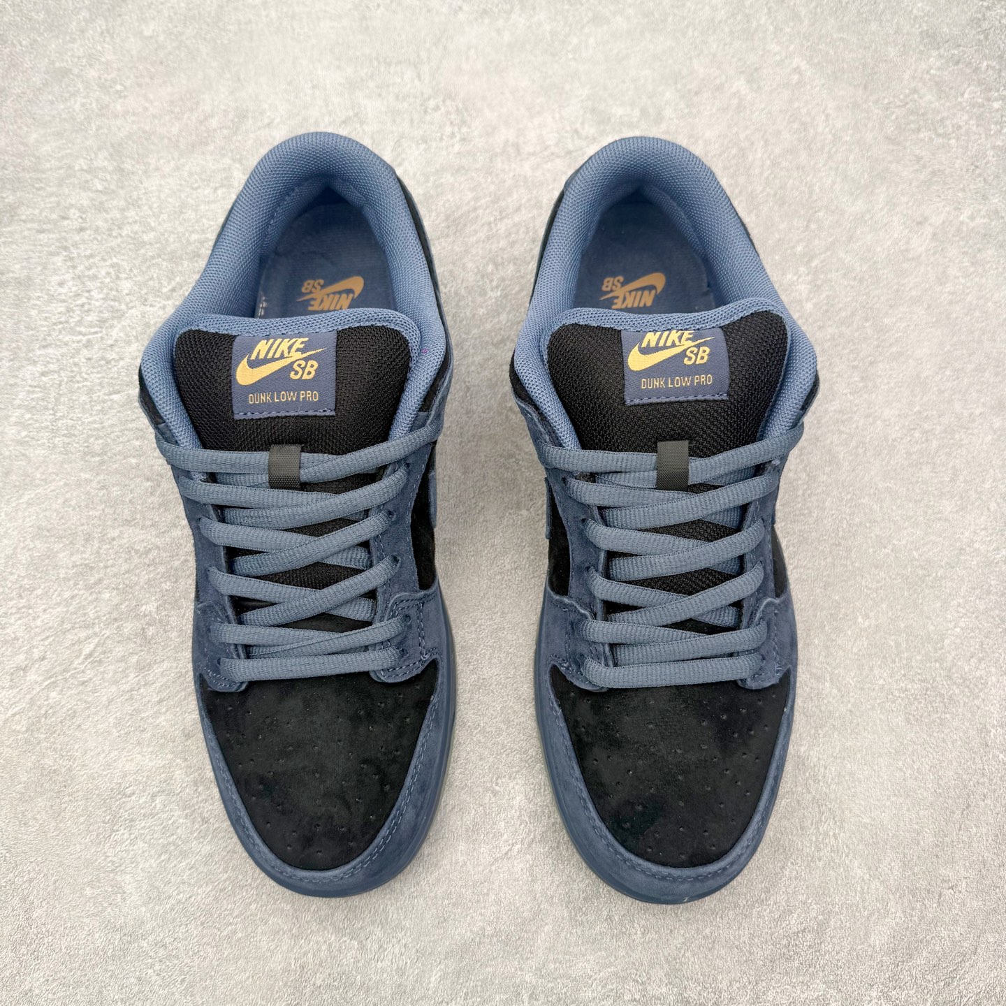 图片[2]-＃F版 NK Dunk SB Low 时尚舒适 防滑耐磨低帮板鞋 HF3063-002 实力大厂出品 新配色陆续开发 利润个位数只为口碑 全套原纸板楦头开发 确保原汁原味 完美呈现DUNK版型 一比一鞋头弧度高度鞋身弧度 此版本只针对中端市场 皮料材质有所更替 其他数据细节工艺流程均保持一致 绝不口嗨 细节品控鞋型随意对比 独家私模官方第六代原厂航空铝磨具打磨大底 鞋头坡度极致还原 无解鞋型 原盒原配 圈内天花板工艺 原厂玻璃冲刀 超高清洁度 全鞋零毛边皮料切割 原厂中底布点胶 中底布拉帮走线遵循公司 尺码：36 36.5 37.5 38 38.5 39 40 40.5 41 42 42.5 43 44 44.5 45 46-选品中心