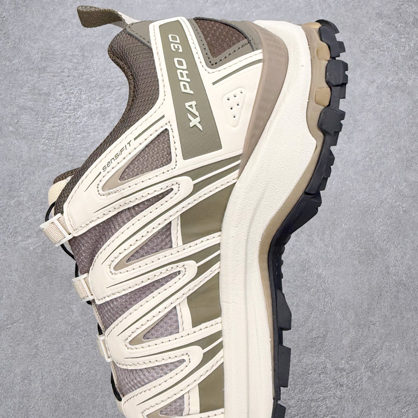 图片[7]-＃PK4.0 Salomon XT-QUEST ADV 萨洛蒙潮流越野机能户外功能鞋 基于市场现有版本全新升级调整改良 现阶段市场最强产物 全新主色陆续出货 大底描漆工整零瑕疵 鞋头定型弧度完美 纯原外贸平台特供订单 耗时半年巨作 全套原纸板楦头开发 原厂特供网布配套加持 确保原汁原味 完美呈现版型 原档数据独家私模五层组合大底 男女鞋同步官方开发至46.5 原装Ortholite轻量化鞋垫 中底布带钢印编号 原厂TPU锁扣 进口港宝加持 后跟自然饱满 还原公司包裹性 基于 SALOMON 初代 XT 鞋身造型并搭载 4D ADVANCED CHASSIS™ 大底打造而成 为这款 XT-QUEST 带来了多项足部控制与保护等功能性 如在运动过程中控制左右晃动的过程而提高稳定性、改善长途越野过程中足中到足尖的过渡、提高感知岩石的精确度以抵抗尖锐物体对脚底的伤害以及采用动态缓冲来增强穿着舒适感 从而减轻疲劳感 使XT-QUEST 成为一双舒适且安全的户外之履 尺码：36 36.5 37.5 38 38.5 39 40 40.5 41 42 42.5 43 44 44.5 45-选品中心