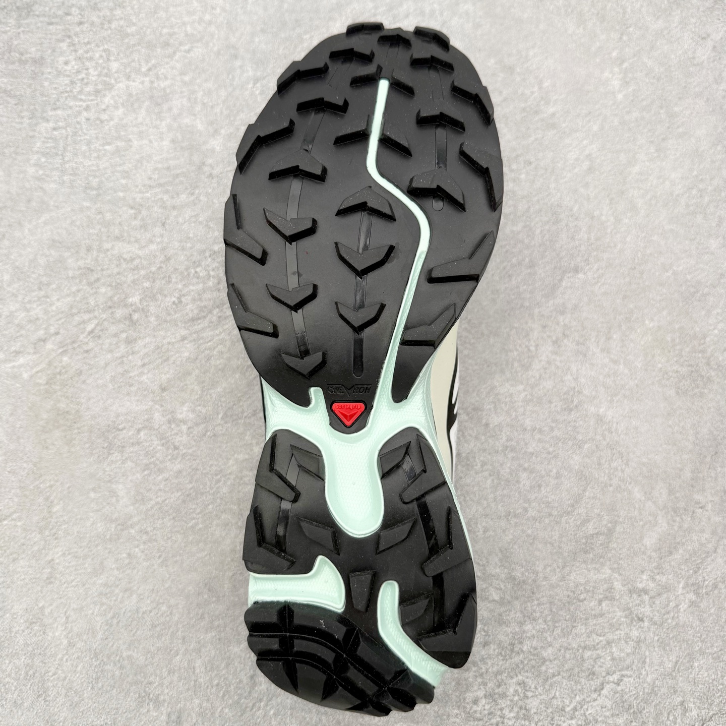 图片[9]-＃PK4.0 Salomon XT-6 萨洛蒙复古潮流户外机能登山跑鞋 纯原外贸平台特供订单 耗时半年巨作 全套原纸板楦头开发 原厂特供网布配套加持 确保原汁原味 完美呈现版型 原档数据独家私模五层组合大底 原装Ortholite轻量化鞋垫 中底布带钢印编号 原厂TPU锁扣 进口港宝加持 后跟自然饱满 还原公司包裹性 鞋面以“锯齿”状的包裹系统呈现 在基色底之下加入了各种色点缀 将公司的最新技术和时尚前卫的造型融入耐用的长跑款式中 鞋面由 TPU 薄膜制成 并焊接在高耐磨网眼上 使其既时尚又坚固 由 ACS底盘支撑 可增强稳定性和支撑力 以及由橡胶凸耳 Contragrip外底覆盖的 EVA 缓冲中底 旨在应对崎岖的地形 鞋舌上的彩色Salomon 标签、Quicklace 系统以及鞋头、鞋舌和鞋跟上的附加品牌使细节更加完美 让穿着者可以轻松驾驭户外与通勤下的任何运动生活场景 无缝鞋身户外随意纵横 颜值与脚感兼备 出街通勤 绝对非常吸睛 你值得拥有 尺码：36 36.5 37.5 38 38.5 39 40 40.5 41 42 42.5 43 44 44.5 45 注意：偏小1码-选品中心