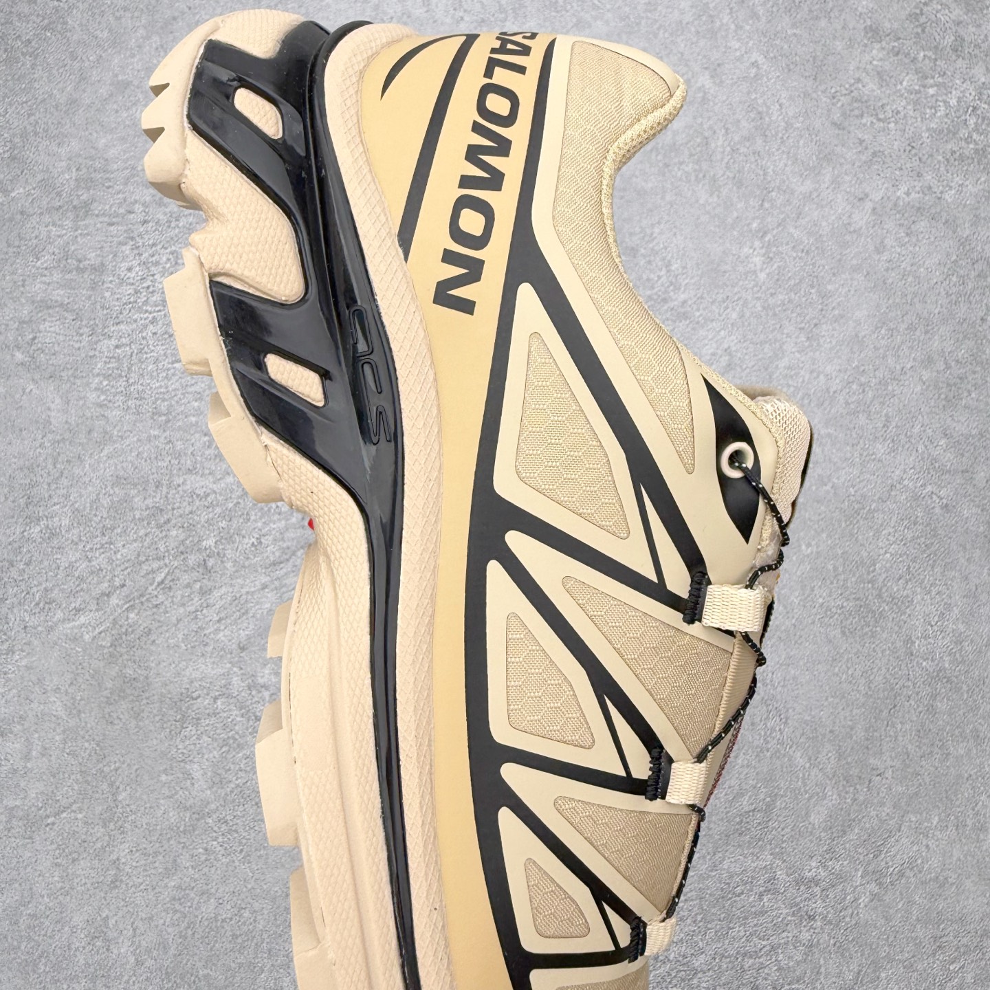 图片[6]-＃PK4.0 Salomon XT-6 萨洛蒙复古潮流户外机能登山跑鞋 纯原外贸平台特供订单 耗时半年巨作 全套原纸板楦头开发 原厂特供网布配套加持 确保原汁原味 完美呈现版型 原档数据独家私模五层组合大底 原装Ortholite轻量化鞋垫 中底布带钢印编号 原厂TPU锁扣 进口港宝加持 后跟自然饱满 还原公司包裹性 鞋面以“锯齿”状的包裹系统呈现 在基色底之下加入了各种色点缀 将公司的最新技术和时尚前卫的造型融入耐用的长跑款式中 鞋面由 TPU 薄膜制成 并焊接在高耐磨网眼上 使其既时尚又坚固 由 ACS底盘支撑 可增强稳定性和支撑力 以及由橡胶凸耳 Contragrip外底覆盖的 EVA 缓冲中底 旨在应对崎岖的地形 鞋舌上的彩色Salomon 标签、Quicklace 系统以及鞋头、鞋舌和鞋跟上的附加品牌使细节更加完美 让穿着者可以轻松驾驭户外与通勤下的任何运动生活场景 无缝鞋身户外随意纵横 颜值与脚感兼备 出街通勤 绝对非常吸睛 你值得拥有 尺码：36 36.5 37.5 38 38.5 39 40 40.5 41 42 42.5 43 44 44.5 45 注意：偏小1码-选品中心