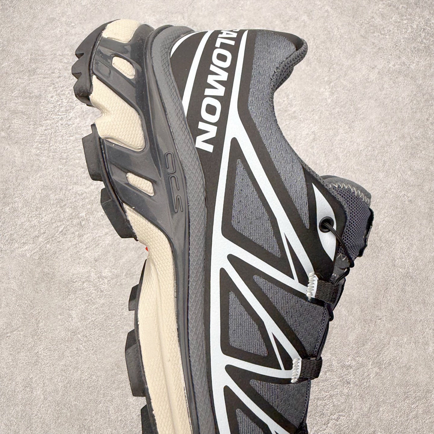 图片[6]-＃PK4.0 Salomon XT-6 萨洛蒙复古潮流户外机能登山跑鞋 纯原外贸平台特供订单 耗时半年巨作 全套原纸板楦头开发 原厂特供网布配套加持 确保原汁原味 完美呈现版型 原档数据独家私模五层组合大底 原装Ortholite轻量化鞋垫 中底布带钢印编号 原厂TPU锁扣 进口港宝加持 后跟自然饱满 还原公司包裹性 鞋面以“锯齿”状的包裹系统呈现 在基色底之下加入了各种色点缀 将公司的最新技术和时尚前卫的造型融入耐用的长跑款式中 鞋面由 TPU 薄膜制成 并焊接在高耐磨网眼上 使其既时尚又坚固 由 ACS底盘支撑 可增强稳定性和支撑力 以及由橡胶凸耳 Contragrip外底覆盖的 EVA 缓冲中底 旨在应对崎岖的地形 鞋舌上的彩色Salomon 标签、Quicklace 系统以及鞋头、鞋舌和鞋跟上的附加品牌使细节更加完美 让穿着者可以轻松驾驭户外与通勤下的任何运动生活场景 无缝鞋身户外随意纵横 颜值与脚感兼备 出街通勤 绝对非常吸睛 你值得拥有 尺码：36 36.5 37.5 38 38.5 39 40 40.5 41 42 42.5 43 44 44.5 45 注意：偏小1码-选品中心