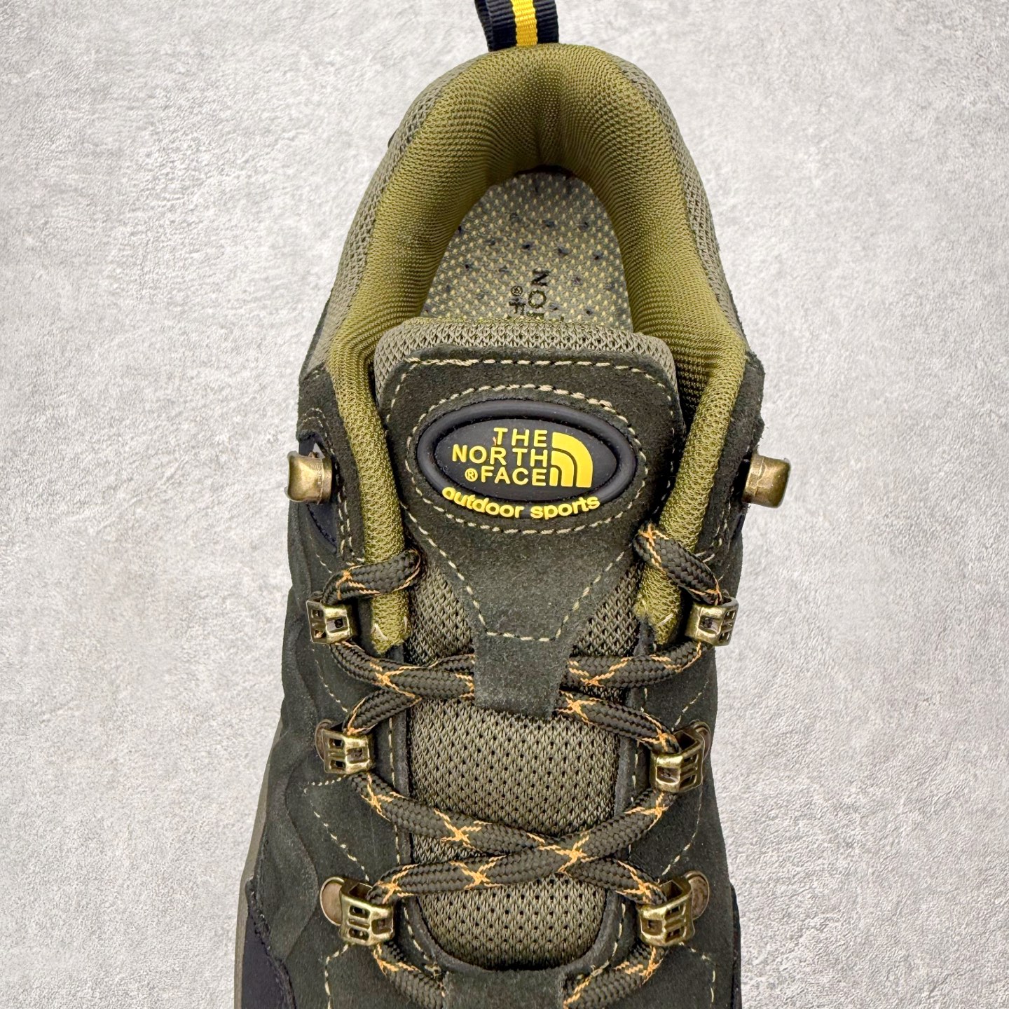图片[5]-The North Face 北面乐斯菲斯户外运动休闲登山鞋越野徒步鞋 广东大厂品质 面料采用进口磨砂牛皮 鞋底采用Vibram黄金大底 专门为鞋底设计的橡胶以出色的耐磨性 良好的防滑性或得不少户外运动爱好者的喜欢 专业户外登山品牌（北面）The North Face自1966年创立，由两位热爱登山徒步的年轻登山者于美西旧金山开创，不断透过研发与创新，并且将最先进的技术结合在服装与鞋款设计，生产多种外型帅气且专业能力非常强的户外运动装备而备受欢迎。尺码：39-45（运动鞋码）-选品中心