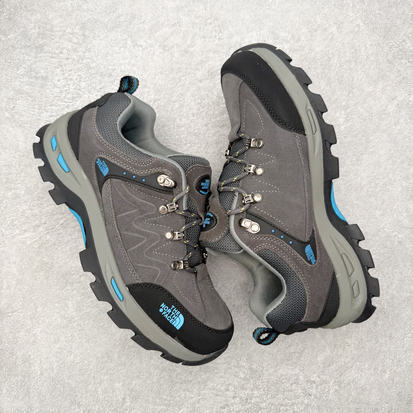 图片[3]-The North Face 北面乐斯菲斯户外运动休闲登山鞋越野徒步鞋 广东大厂品质 面料采用进口磨砂牛皮 鞋底采用Vibram黄金大底 专门为鞋底设计的橡胶以出色的耐磨性 良好的防滑性或得不少户外运动爱好者的喜欢 专业户外登山品牌（北面）The North Face自1966年创立，由两位热爱登山徒步的年轻登山者于美西旧金山开创，不断透过研发与创新，并且将最先进的技术结合在服装与鞋款设计，生产多种外型帅气且专业能力非常强的户外运动装备而备受欢迎。尺码：39-45（运动鞋码）-选品中心