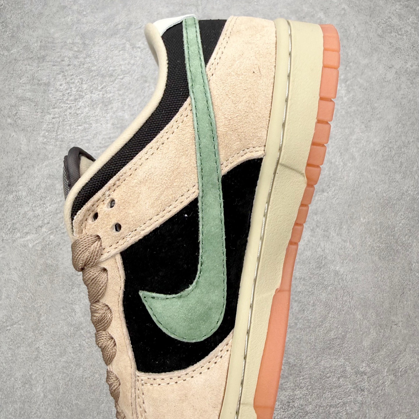 图片[7]-＃F版 NK Dunk SB Low 时尚舒适 防滑耐磨低帮板鞋 HJ0367-200 实力大厂出品 新配色陆续开发 利润个位数只为口碑 全套原纸板楦头开发 确保原汁原味 完美呈现DUNK版型 一比一鞋头弧度高度鞋身弧度 此版本只针对中端市场 皮料材质有所更替 其他数据细节工艺流程均保持一致 绝不口嗨 细节品控鞋型随意对比 独家私模官方第六代原厂航空铝磨具打磨大底 鞋头坡度极致还原 无解鞋型 原盒原配 圈内天花板工艺 原厂玻璃冲刀 超高清洁度 全鞋零毛边皮料切割 原厂中底布点胶 中底布拉帮走线遵循公司 尺码：36 36.5 37.5 38 38.5 39 40 40.5 41 42 42.5 43 44 44.5 45 46-选品中心
