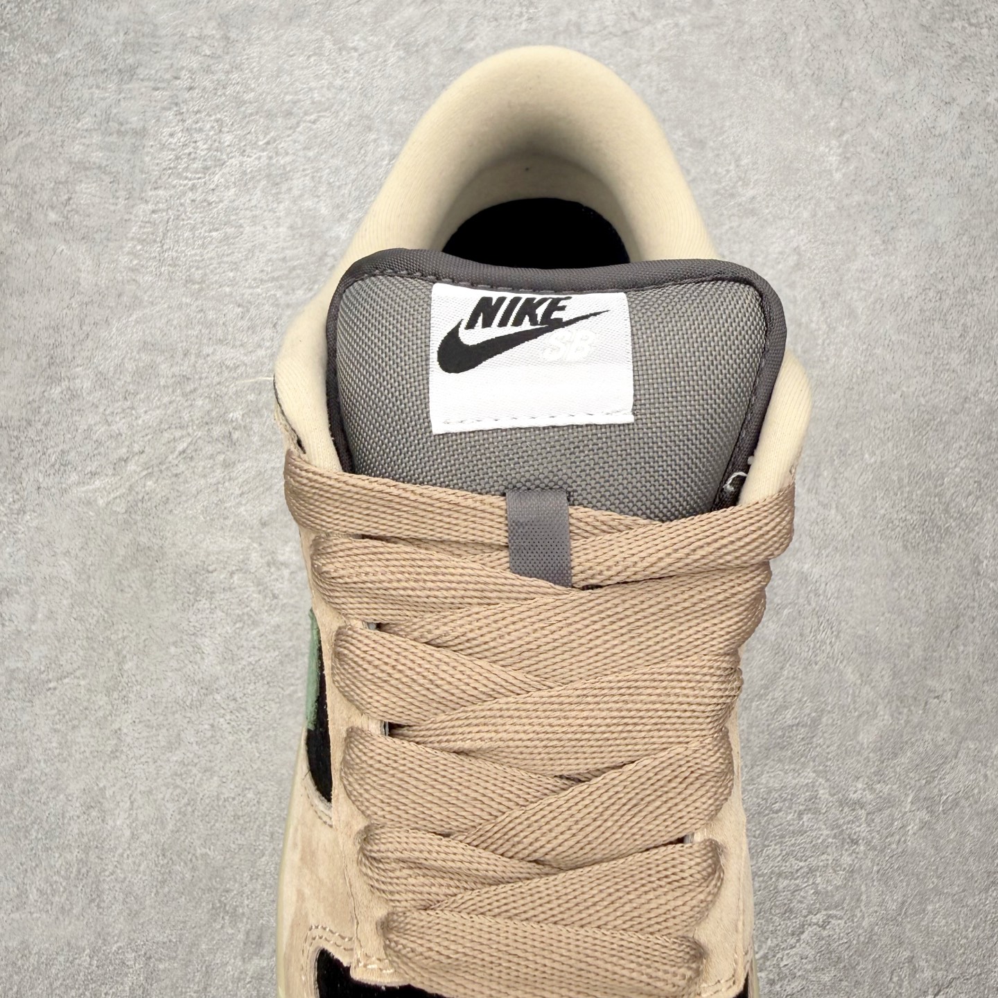 图片[5]-＃F版 NK Dunk SB Low 时尚舒适 防滑耐磨低帮板鞋 HJ0367-200 实力大厂出品 新配色陆续开发 利润个位数只为口碑 全套原纸板楦头开发 确保原汁原味 完美呈现DUNK版型 一比一鞋头弧度高度鞋身弧度 此版本只针对中端市场 皮料材质有所更替 其他数据细节工艺流程均保持一致 绝不口嗨 细节品控鞋型随意对比 独家私模官方第六代原厂航空铝磨具打磨大底 鞋头坡度极致还原 无解鞋型 原盒原配 圈内天花板工艺 原厂玻璃冲刀 超高清洁度 全鞋零毛边皮料切割 原厂中底布点胶 中底布拉帮走线遵循公司 尺码：36 36.5 37.5 38 38.5 39 40 40.5 41 42 42.5 43 44 44.5 45 46-选品中心