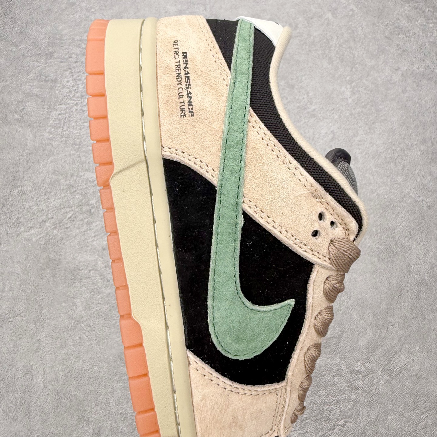 图片[6]-＃F版 NK Dunk SB Low 时尚舒适 防滑耐磨低帮板鞋 HJ0367-200 实力大厂出品 新配色陆续开发 利润个位数只为口碑 全套原纸板楦头开发 确保原汁原味 完美呈现DUNK版型 一比一鞋头弧度高度鞋身弧度 此版本只针对中端市场 皮料材质有所更替 其他数据细节工艺流程均保持一致 绝不口嗨 细节品控鞋型随意对比 独家私模官方第六代原厂航空铝磨具打磨大底 鞋头坡度极致还原 无解鞋型 原盒原配 圈内天花板工艺 原厂玻璃冲刀 超高清洁度 全鞋零毛边皮料切割 原厂中底布点胶 中底布拉帮走线遵循公司 尺码：36 36.5 37.5 38 38.5 39 40 40.5 41 42 42.5 43 44 44.5 45 46-选品中心