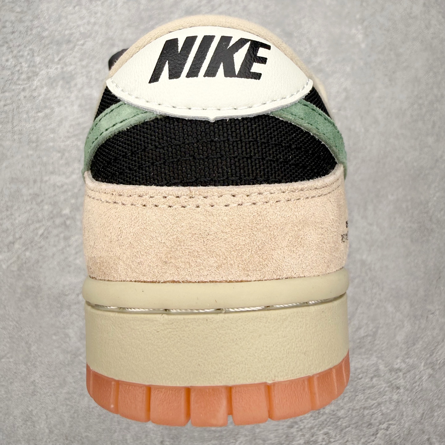 图片[8]-＃F版 NK Dunk SB Low 时尚舒适 防滑耐磨低帮板鞋 HJ0367-200 实力大厂出品 新配色陆续开发 利润个位数只为口碑 全套原纸板楦头开发 确保原汁原味 完美呈现DUNK版型 一比一鞋头弧度高度鞋身弧度 此版本只针对中端市场 皮料材质有所更替 其他数据细节工艺流程均保持一致 绝不口嗨 细节品控鞋型随意对比 独家私模官方第六代原厂航空铝磨具打磨大底 鞋头坡度极致还原 无解鞋型 原盒原配 圈内天花板工艺 原厂玻璃冲刀 超高清洁度 全鞋零毛边皮料切割 原厂中底布点胶 中底布拉帮走线遵循公司 尺码：36 36.5 37.5 38 38.5 39 40 40.5 41 42 42.5 43 44 44.5 45 46-选品中心