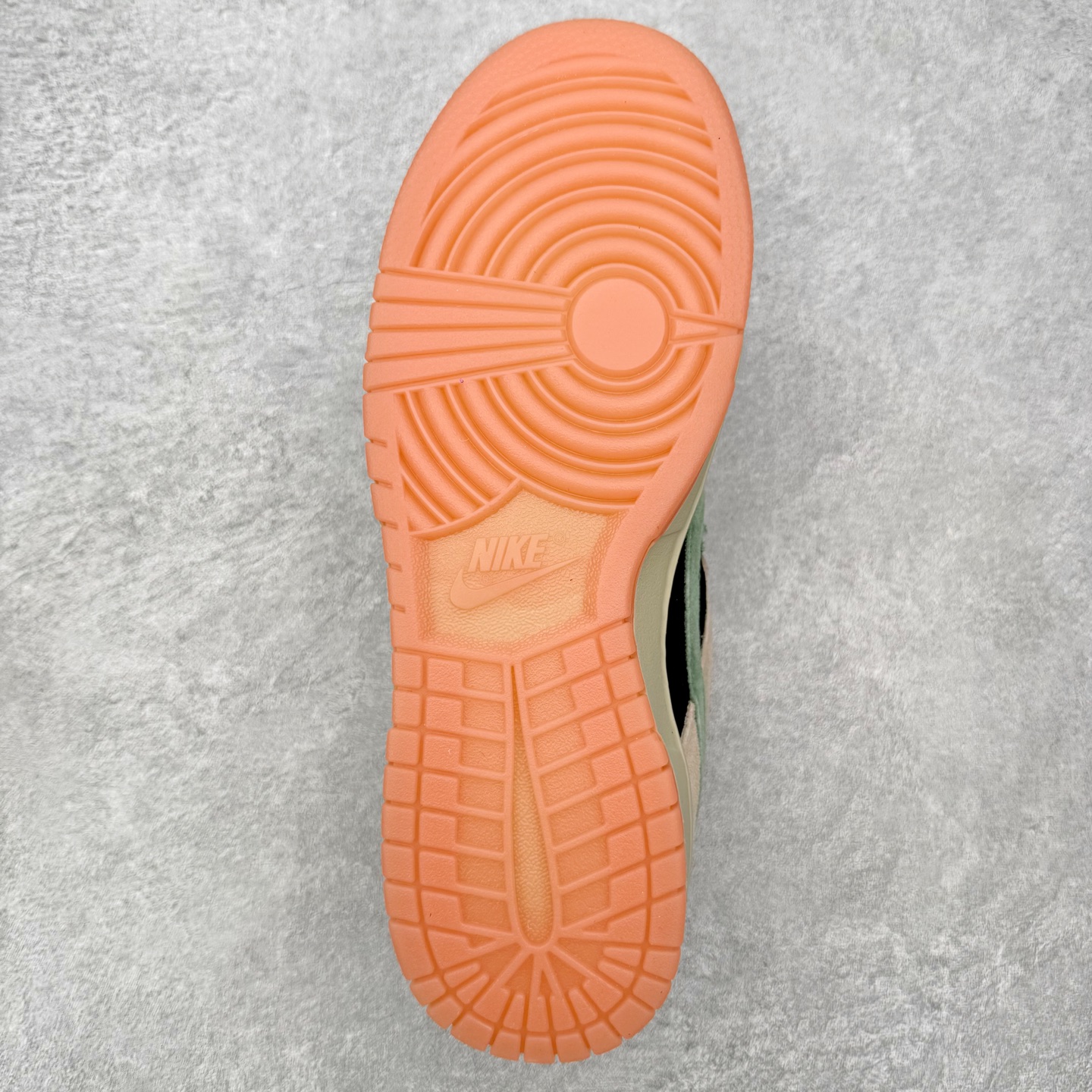 图片[9]-＃F版 NK Dunk SB Low 时尚舒适 防滑耐磨低帮板鞋 HJ0367-200 实力大厂出品 新配色陆续开发 利润个位数只为口碑 全套原纸板楦头开发 确保原汁原味 完美呈现DUNK版型 一比一鞋头弧度高度鞋身弧度 此版本只针对中端市场 皮料材质有所更替 其他数据细节工艺流程均保持一致 绝不口嗨 细节品控鞋型随意对比 独家私模官方第六代原厂航空铝磨具打磨大底 鞋头坡度极致还原 无解鞋型 原盒原配 圈内天花板工艺 原厂玻璃冲刀 超高清洁度 全鞋零毛边皮料切割 原厂中底布点胶 中底布拉帮走线遵循公司 尺码：36 36.5 37.5 38 38.5 39 40 40.5 41 42 42.5 43 44 44.5 45 46-选品中心