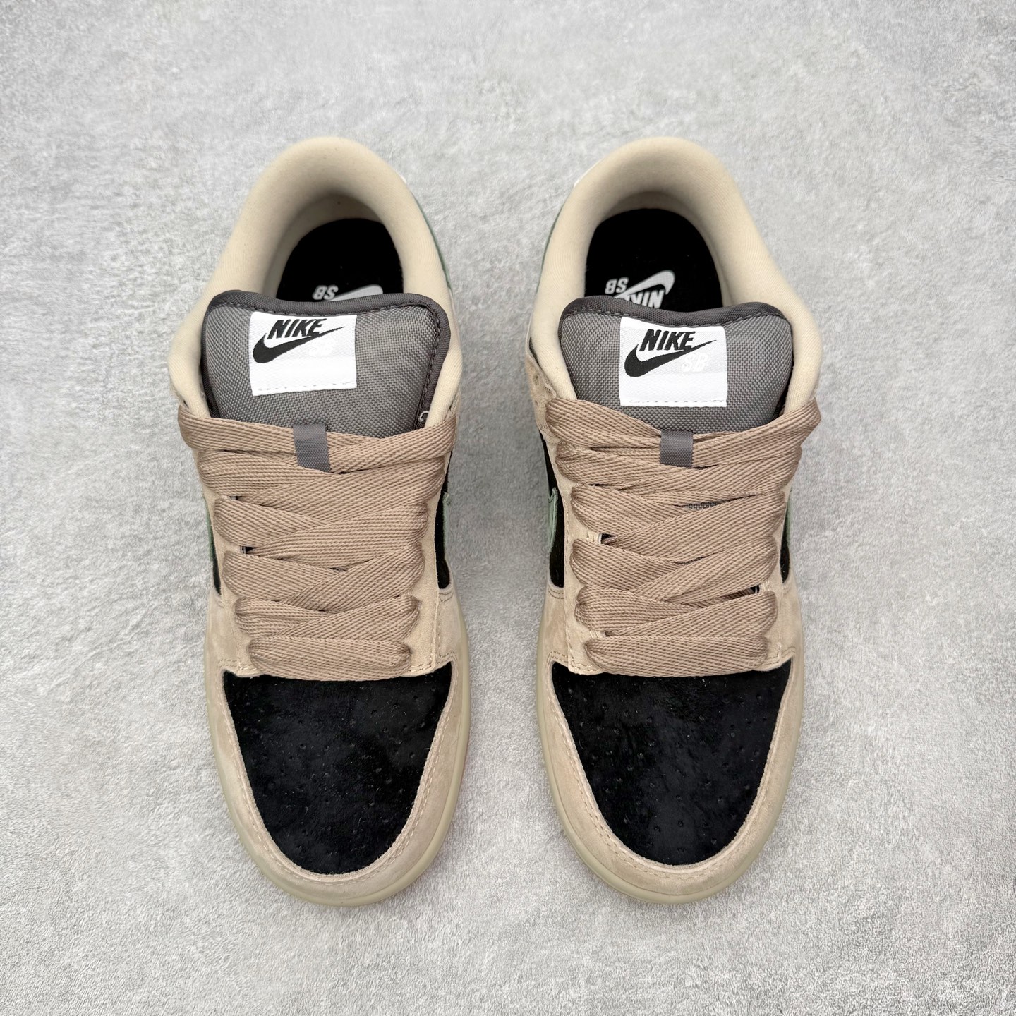 图片[2]-＃F版 NK Dunk SB Low 时尚舒适 防滑耐磨低帮板鞋 HJ0367-200 实力大厂出品 新配色陆续开发 利润个位数只为口碑 全套原纸板楦头开发 确保原汁原味 完美呈现DUNK版型 一比一鞋头弧度高度鞋身弧度 此版本只针对中端市场 皮料材质有所更替 其他数据细节工艺流程均保持一致 绝不口嗨 细节品控鞋型随意对比 独家私模官方第六代原厂航空铝磨具打磨大底 鞋头坡度极致还原 无解鞋型 原盒原配 圈内天花板工艺 原厂玻璃冲刀 超高清洁度 全鞋零毛边皮料切割 原厂中底布点胶 中底布拉帮走线遵循公司 尺码：36 36.5 37.5 38 38.5 39 40 40.5 41 42 42.5 43 44 44.5 45 46-选品中心