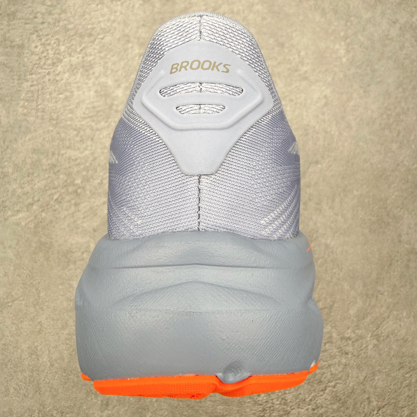 图片[7]-＃福利特价 Brooks布鲁克斯 Ghost 17 马拉松舒适百搭防滑耐磨低帮跑步鞋 Brooks 四大跑鞋之一 百年品牌 跑鞋从外形上基本就能判断这是一款速度跑鞋 简洁干练的外形结构和极强的运动流线型看着非常有速度感 上脚的第一感觉是非常轻 美码9码的鞋单只206g不到 从个人偏好来说 200g左右的竞速鞋最具安全感 鞋面采用单层网布 很薄 前掌使用了大量开放式网眼 排气直接快速 透气性上乘 鞋舌也是轻量化设计 仅为一层麂皮 和脚背完美贴合 鞋舌中央有个防偏穿孔 从实际穿着来看 通常鞋舌都是外偏 如果是防偏穿孔位于中心 防偏效果其实并不十分有效 如果采用趋外侧的偏心设计更有效 鞋帮泡棉填充量不大 但非常紧凑 贴合舒适 包裹稳固 内置硬质TPU保证必要的稳定性 跑鞋中底采用的是DNA FLASH科技材料 DNA FLASH中底科技 是Brooks第一款将氮气注入中底的创新科技 主要原理是借助“超临界流体”发泡技术 将液态氮稳定的转化为气态氮 并使其均匀地形成无数紧密贴合的密闭式气囊结构 尺码：36 36.5 37.5 38 38.5 39 40 40.5 41 42 42.5 43 44 44.5 45-选品中心