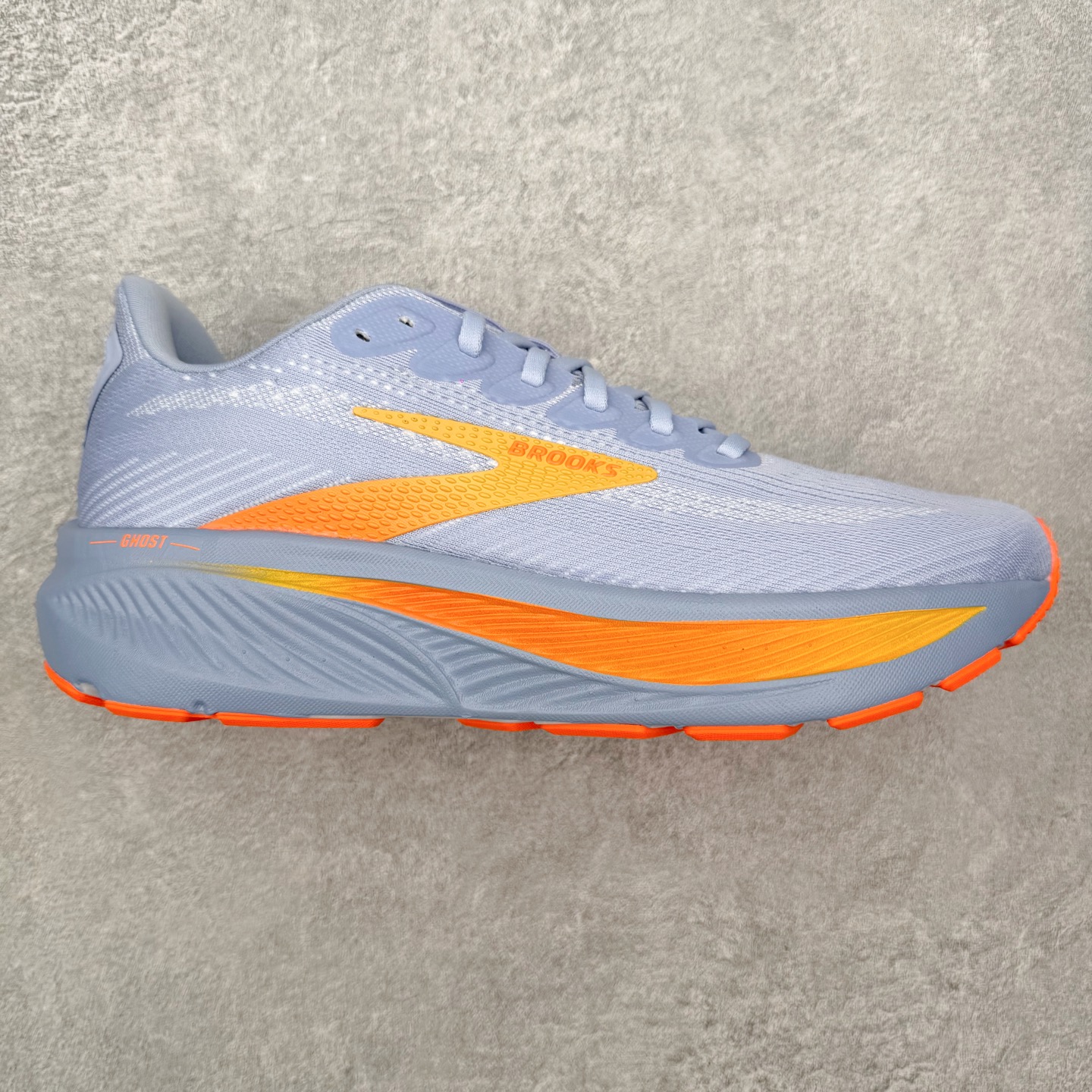 ＃福利特价 Brooks布鲁克斯 Ghost 17 马拉松舒适百搭防滑耐磨低帮跑步鞋 Brooks 四大跑鞋之一 百年品牌 跑鞋从外形上基本就能判断这是一款速度跑鞋 简洁干练的外形结构和极强的运动流线型看着非常有速度感 上脚的第一感觉是非常轻 美码9码的鞋单只206g不到 从个人偏好来说 200g左右的竞速鞋最具安全感 鞋面采用单层网布 很薄 前掌使用了大量开放式网眼 排气直接快速 透气性上乘 鞋舌也是轻量化设计 仅为一层麂皮 和脚背完美贴合 鞋舌中央有个防偏穿孔 从实际穿着来看 通常鞋舌都是外偏 如果是防偏穿孔位于中心 防偏效果其实并不十分有效 如果采用趋外侧的偏心设计更有效 鞋帮泡棉填充量不大 但非常紧凑 贴合舒适 包裹稳固 内置硬质TPU保证必要的稳定性 跑鞋中底采用的是DNA FLASH科技材料 DNA FLASH中底科技 是Brooks第一款将氮气注入中底的创新科技 主要原理是借助“超临界流体”发泡技术 将液态氮稳定的转化为气态氮 并使其均匀地形成无数紧密贴合的密闭式气囊结构 尺码：36 36.5 37.5 38 38.5 39 40 40.5 41 42 42.5 43 44 44.5 45-选品中心