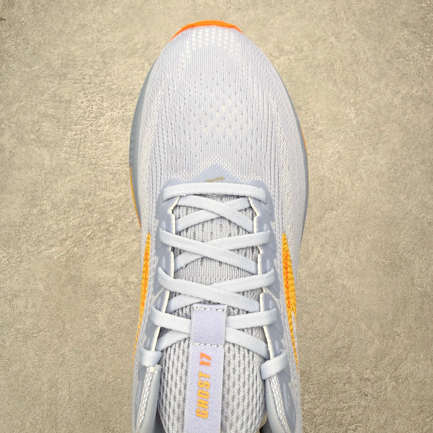 图片[4]-＃福利特价 Brooks布鲁克斯 Ghost 17 马拉松舒适百搭防滑耐磨低帮跑步鞋 Brooks 四大跑鞋之一 百年品牌 跑鞋从外形上基本就能判断这是一款速度跑鞋 简洁干练的外形结构和极强的运动流线型看着非常有速度感 上脚的第一感觉是非常轻 美码9码的鞋单只206g不到 从个人偏好来说 200g左右的竞速鞋最具安全感 鞋面采用单层网布 很薄 前掌使用了大量开放式网眼 排气直接快速 透气性上乘 鞋舌也是轻量化设计 仅为一层麂皮 和脚背完美贴合 鞋舌中央有个防偏穿孔 从实际穿着来看 通常鞋舌都是外偏 如果是防偏穿孔位于中心 防偏效果其实并不十分有效 如果采用趋外侧的偏心设计更有效 鞋帮泡棉填充量不大 但非常紧凑 贴合舒适 包裹稳固 内置硬质TPU保证必要的稳定性 跑鞋中底采用的是DNA FLASH科技材料 DNA FLASH中底科技 是Brooks第一款将氮气注入中底的创新科技 主要原理是借助“超临界流体”发泡技术 将液态氮稳定的转化为气态氮 并使其均匀地形成无数紧密贴合的密闭式气囊结构 尺码：36 36.5 37.5 38 38.5 39 40 40.5 41 42 42.5 43 44 44.5 45-选品中心