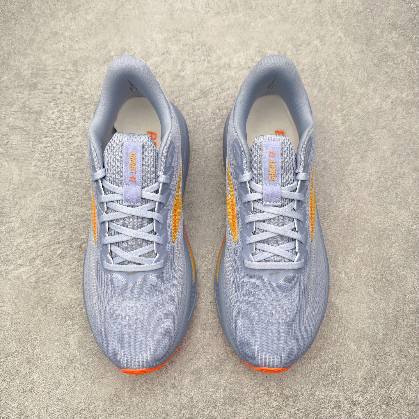 图片[2]-＃福利特价 Brooks布鲁克斯 Ghost 17 马拉松舒适百搭防滑耐磨低帮跑步鞋 Brooks 四大跑鞋之一 百年品牌 跑鞋从外形上基本就能判断这是一款速度跑鞋 简洁干练的外形结构和极强的运动流线型看着非常有速度感 上脚的第一感觉是非常轻 美码9码的鞋单只206g不到 从个人偏好来说 200g左右的竞速鞋最具安全感 鞋面采用单层网布 很薄 前掌使用了大量开放式网眼 排气直接快速 透气性上乘 鞋舌也是轻量化设计 仅为一层麂皮 和脚背完美贴合 鞋舌中央有个防偏穿孔 从实际穿着来看 通常鞋舌都是外偏 如果是防偏穿孔位于中心 防偏效果其实并不十分有效 如果采用趋外侧的偏心设计更有效 鞋帮泡棉填充量不大 但非常紧凑 贴合舒适 包裹稳固 内置硬质TPU保证必要的稳定性 跑鞋中底采用的是DNA FLASH科技材料 DNA FLASH中底科技 是Brooks第一款将氮气注入中底的创新科技 主要原理是借助“超临界流体”发泡技术 将液态氮稳定的转化为气态氮 并使其均匀地形成无数紧密贴合的密闭式气囊结构 尺码：36 36.5 37.5 38 38.5 39 40 40.5 41 42 42.5 43 44 44.5 45-选品中心