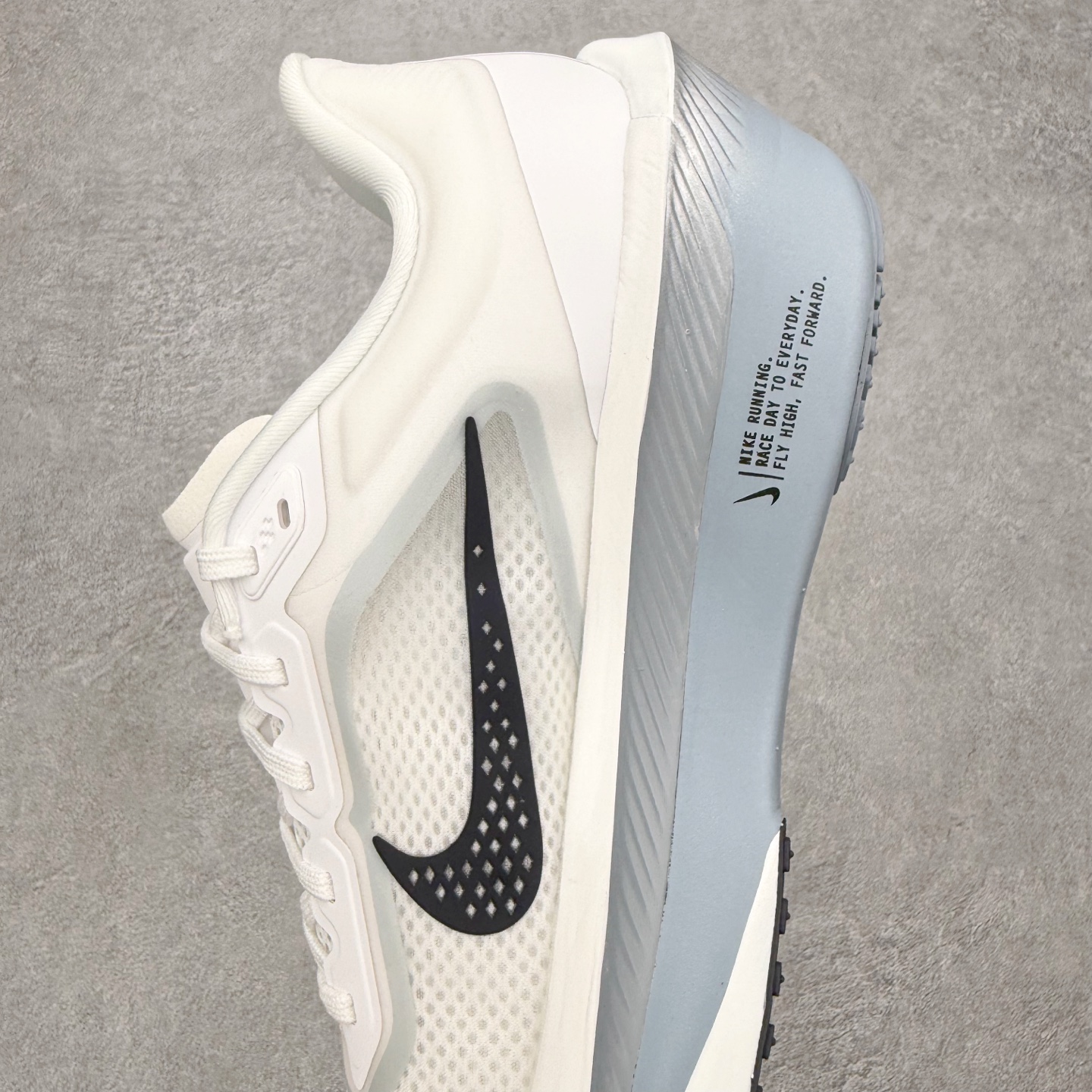 图片[7]-＃QD纯原 NK ZoomX Invincible Run Flyknit 6 马拉松六代轻量跑鞋飞织低帮休闲运动慢跑鞋 FN8454-104 青岛原单 实体平台特供批次 全网唯一支持实战的跑鞋 原档案数据开发原厂网纱 正确高频花纹 前后掌内置Zoom Air气垫 原装MD大底 脚感完美还原 原盒原配 QC检验、钢印 俱全 原底科技 同步原版 脚感堪比Boost 实拍调校N版已经零色差零失真 百分百还原实物色彩所见即所得 不存在货不对板色差等低级问题 选购参考实物拍摄 不混卖不参货 只用心做好货严格选品 承诺混一赔十 尺码：36 36.5 37.5 38 38.5 39 40 40.5 41 42 42.5 43 44 44.5 45-选品中心