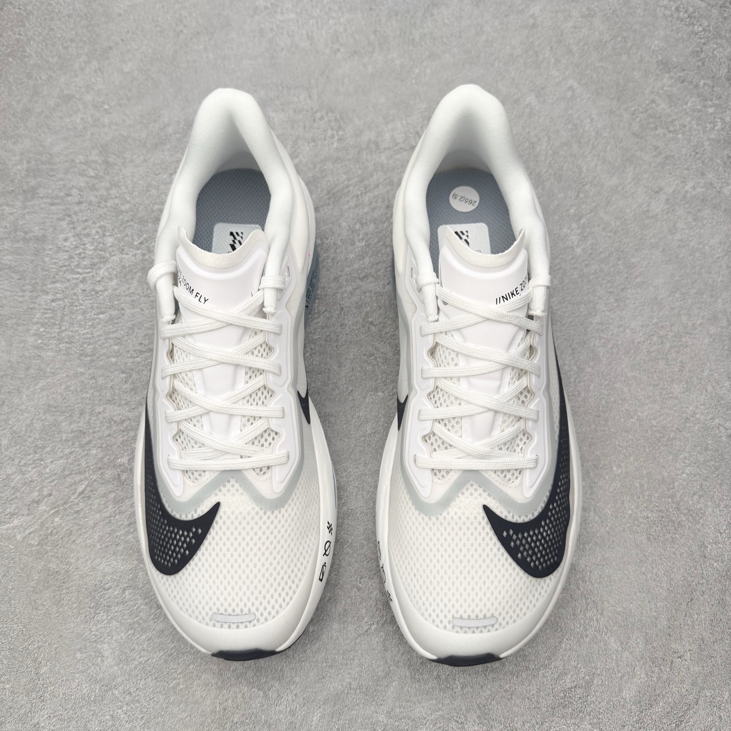 图片[2]-＃QD纯原 NK ZoomX Invincible Run Flyknit 6 马拉松六代轻量跑鞋飞织低帮休闲运动慢跑鞋 FN8454-104 青岛原单 实体平台特供批次 全网唯一支持实战的跑鞋 原档案数据开发原厂网纱 正确高频花纹 前后掌内置Zoom Air气垫 原装MD大底 脚感完美还原 原盒原配 QC检验、钢印 俱全 原底科技 同步原版 脚感堪比Boost 实拍调校N版已经零色差零失真 百分百还原实物色彩所见即所得 不存在货不对板色差等低级问题 选购参考实物拍摄 不混卖不参货 只用心做好货严格选品 承诺混一赔十 尺码：36 36.5 37.5 38 38.5 39 40 40.5 41 42 42.5 43 44 44.5 45-选品中心