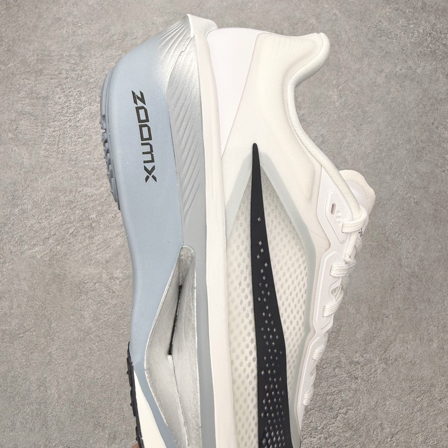 图片[6]-＃QD纯原 NK ZoomX Invincible Run Flyknit 6 马拉松六代轻量跑鞋飞织低帮休闲运动慢跑鞋 FN8454-104 青岛原单 实体平台特供批次 全网唯一支持实战的跑鞋 原档案数据开发原厂网纱 正确高频花纹 前后掌内置Zoom Air气垫 原装MD大底 脚感完美还原 原盒原配 QC检验、钢印 俱全 原底科技 同步原版 脚感堪比Boost 实拍调校N版已经零色差零失真 百分百还原实物色彩所见即所得 不存在货不对板色差等低级问题 选购参考实物拍摄 不混卖不参货 只用心做好货严格选品 承诺混一赔十 尺码：36 36.5 37.5 38 38.5 39 40 40.5 41 42 42.5 43 44 44.5 45-选品中心