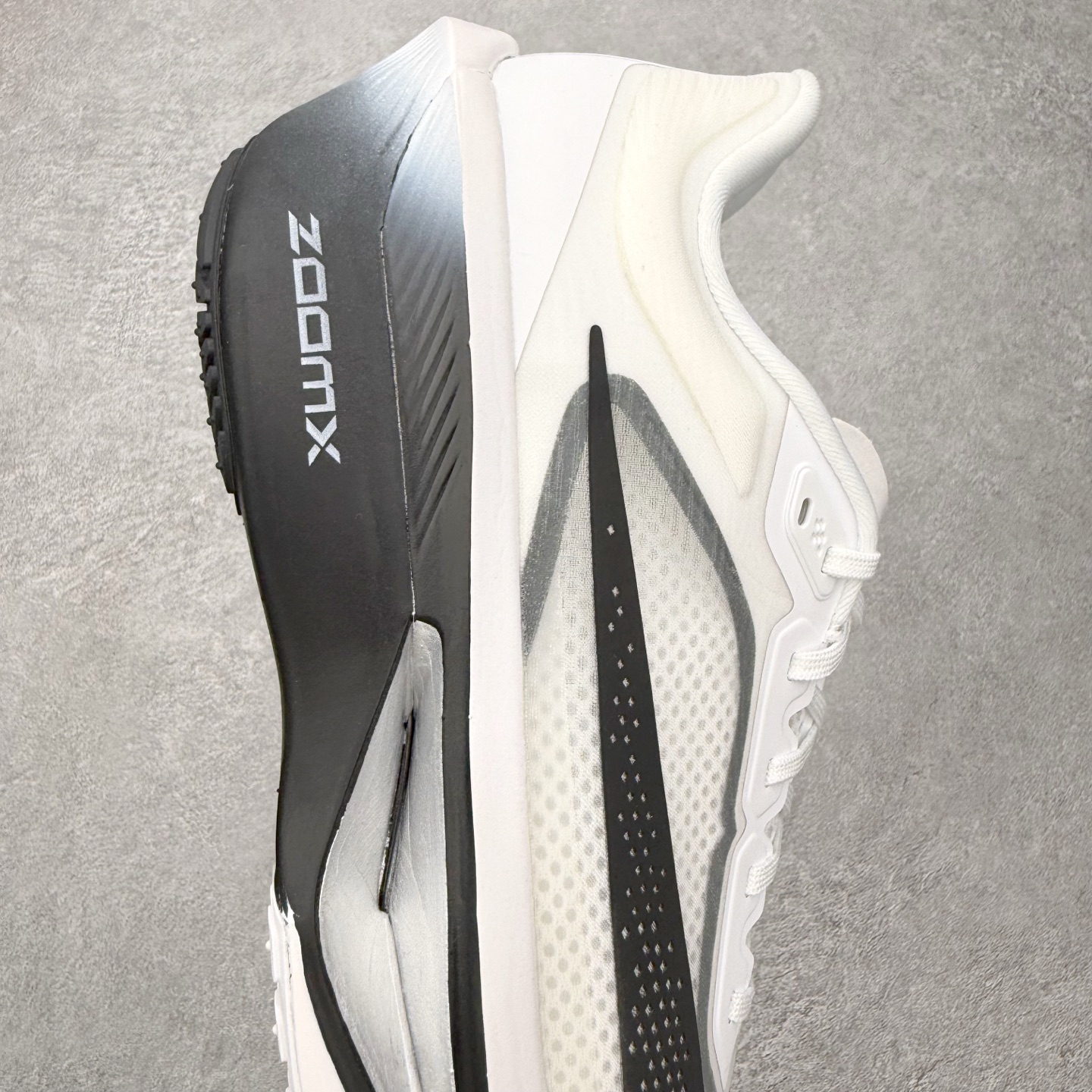 图片[6]-＃QD纯原 NK ZoomX Invincible Run Flyknit 6 马拉松六代轻量跑鞋飞织低帮休闲运动慢跑鞋 FN8455-100 青岛原单 实体平台特供批次 全网唯一支持实战的跑鞋 原档案数据开发原厂网纱 正确高频花纹 前后掌内置Zoom Air气垫 原装MD大底 脚感完美还原 原盒原配 QC检验、钢印 俱全 原底科技 同步原版 脚感堪比Boost 实拍调校N版已经零色差零失真 百分百还原实物色彩所见即所得 不存在货不对板色差等低级问题 选购参考实物拍摄 不混卖不参货 只用心做好货严格选品 承诺混一赔十 尺码：36 36.5 37.5 38 38.5 39 40 40.5 41 42 42.5 43 44 44.5 45-选品中心