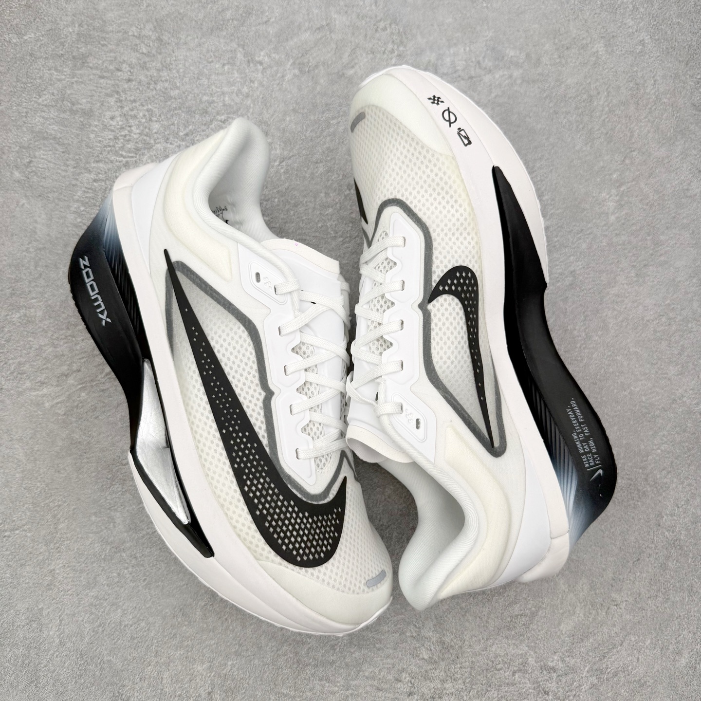 图片[3]-＃QD纯原 NK ZoomX Invincible Run Flyknit 6 马拉松六代轻量跑鞋飞织低帮休闲运动慢跑鞋 FN8455-100 青岛原单 实体平台特供批次 全网唯一支持实战的跑鞋 原档案数据开发原厂网纱 正确高频花纹 前后掌内置Zoom Air气垫 原装MD大底 脚感完美还原 原盒原配 QC检验、钢印 俱全 原底科技 同步原版 脚感堪比Boost 实拍调校N版已经零色差零失真 百分百还原实物色彩所见即所得 不存在货不对板色差等低级问题 选购参考实物拍摄 不混卖不参货 只用心做好货严格选品 承诺混一赔十 尺码：36 36.5 37.5 38 38.5 39 40 40.5 41 42 42.5 43 44 44.5 45-选品中心