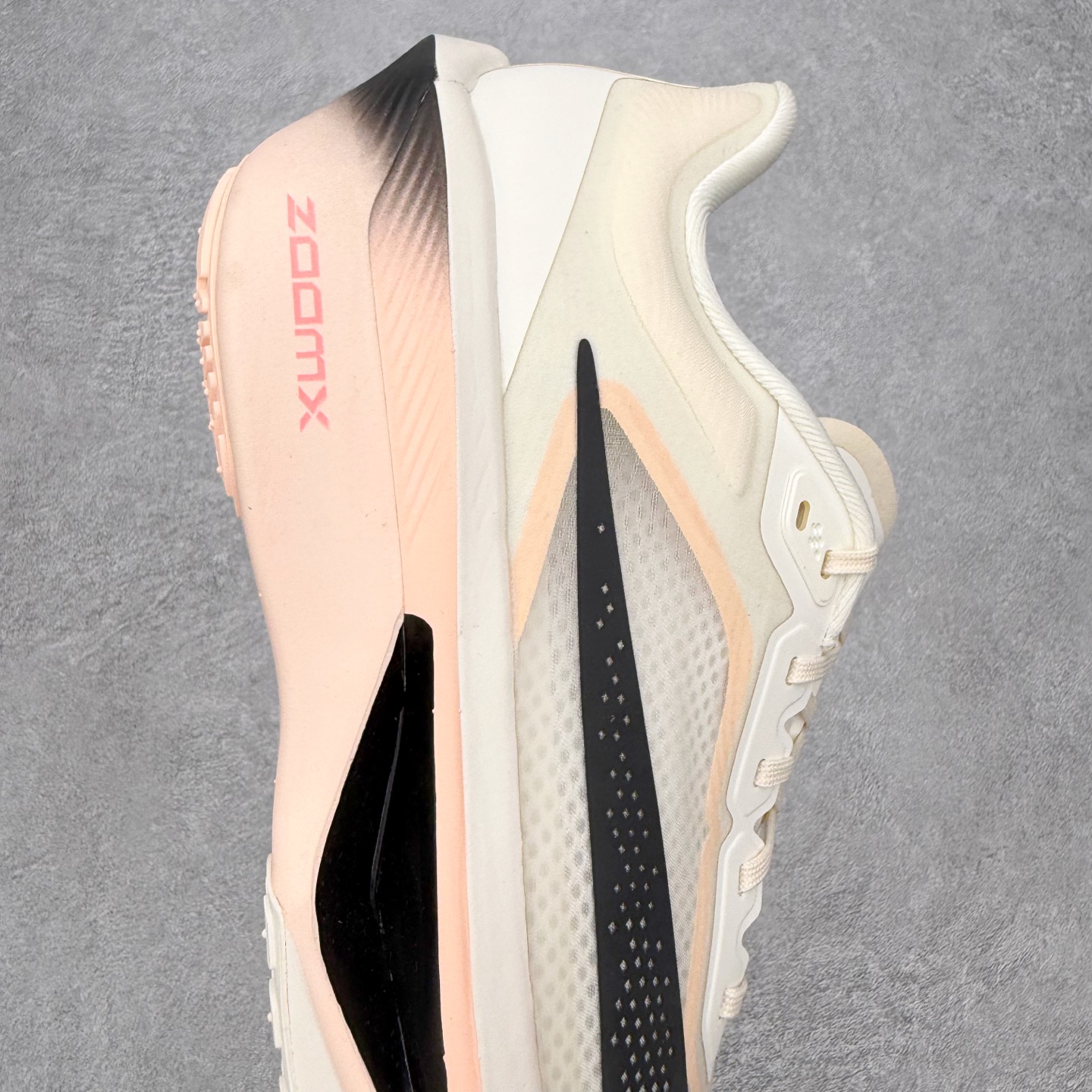 图片[6]-＃QD纯原 NK ZoomX Invincible Run Flyknit 6 马拉松六代轻量跑鞋飞织低帮休闲运动慢跑鞋 FN8455-102 青岛原单 实体平台特供批次 全网唯一支持实战的跑鞋 原档案数据开发原厂网纱 正确高频花纹 前后掌内置Zoom Air气垫 原装MD大底 脚感完美还原 原盒原配 QC检验、钢印 俱全 原底科技 同步原版 脚感堪比Boost 实拍调校N版已经零色差零失真 百分百还原实物色彩所见即所得 不存在货不对板色差等低级问题 选购参考实物拍摄 不混卖不参货 只用心做好货严格选品 承诺混一赔十 尺码：36 36.5 37.5 38 38.5 39 40 40.5 41 42 42.5 43 44 44.5 45-选品中心
