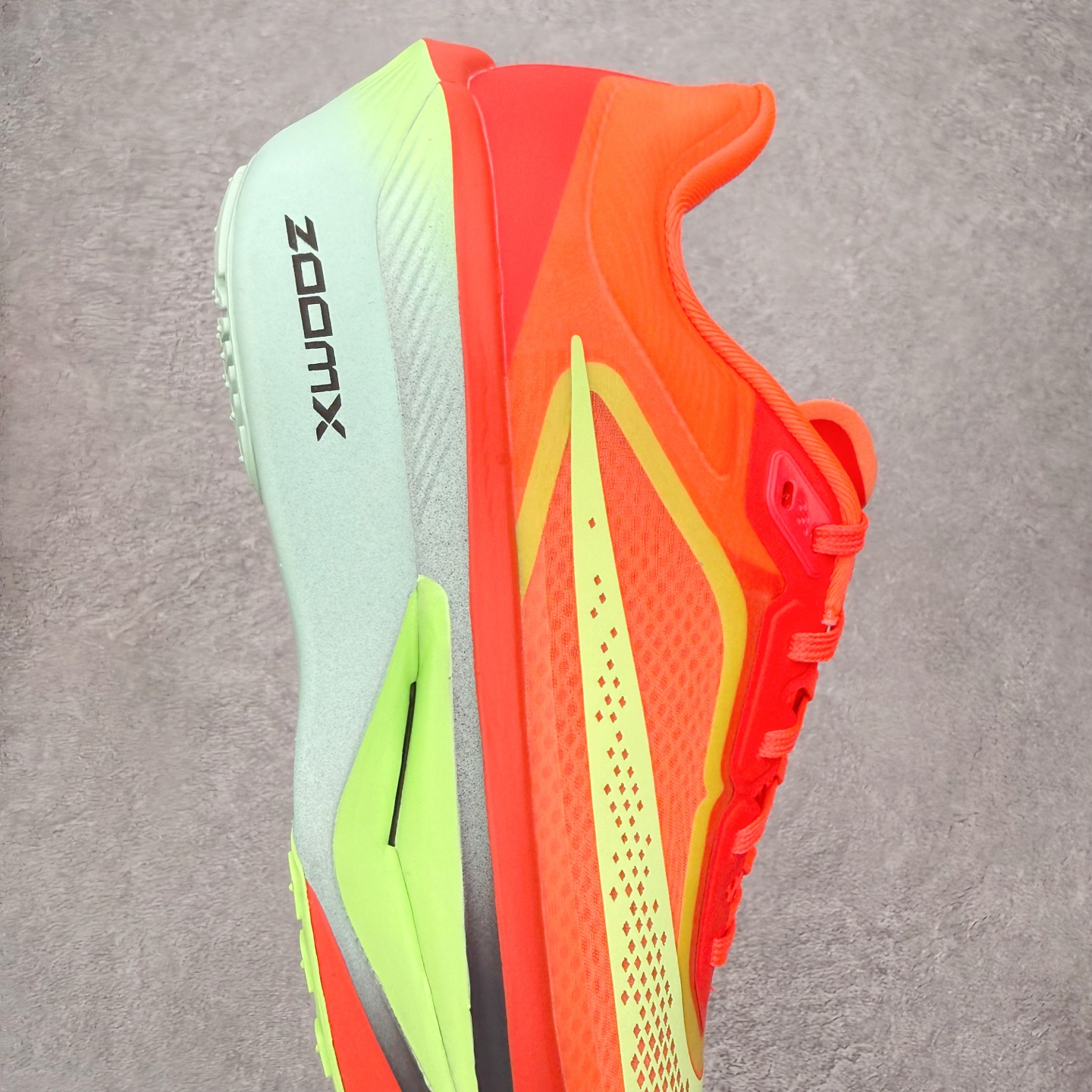 图片[6]-＃QD纯原 NK ZoomX Invincible Run Flyknit 6 马拉松六代轻量跑鞋飞织低帮休闲运动慢跑鞋 FN8454-601 青岛原单 实体平台特供批次 全网唯一支持实战的跑鞋 原档案数据开发原厂网纱 正确高频花纹 前后掌内置Zoom Air气垫 原装MD大底 脚感完美还原 原盒原配 QC检验、钢印 俱全 原底科技 同步原版 脚感堪比Boost 实拍调校N版已经零色差零失真 百分百还原实物色彩所见即所得 不存在货不对板色差等低级问题 选购参考实物拍摄 不混卖不参货 只用心做好货严格选品 承诺混一赔十 尺码：36 36.5 37.5 38 38.5 39 40 40.5 41 42 42.5 43 44 44.5 45-选品中心