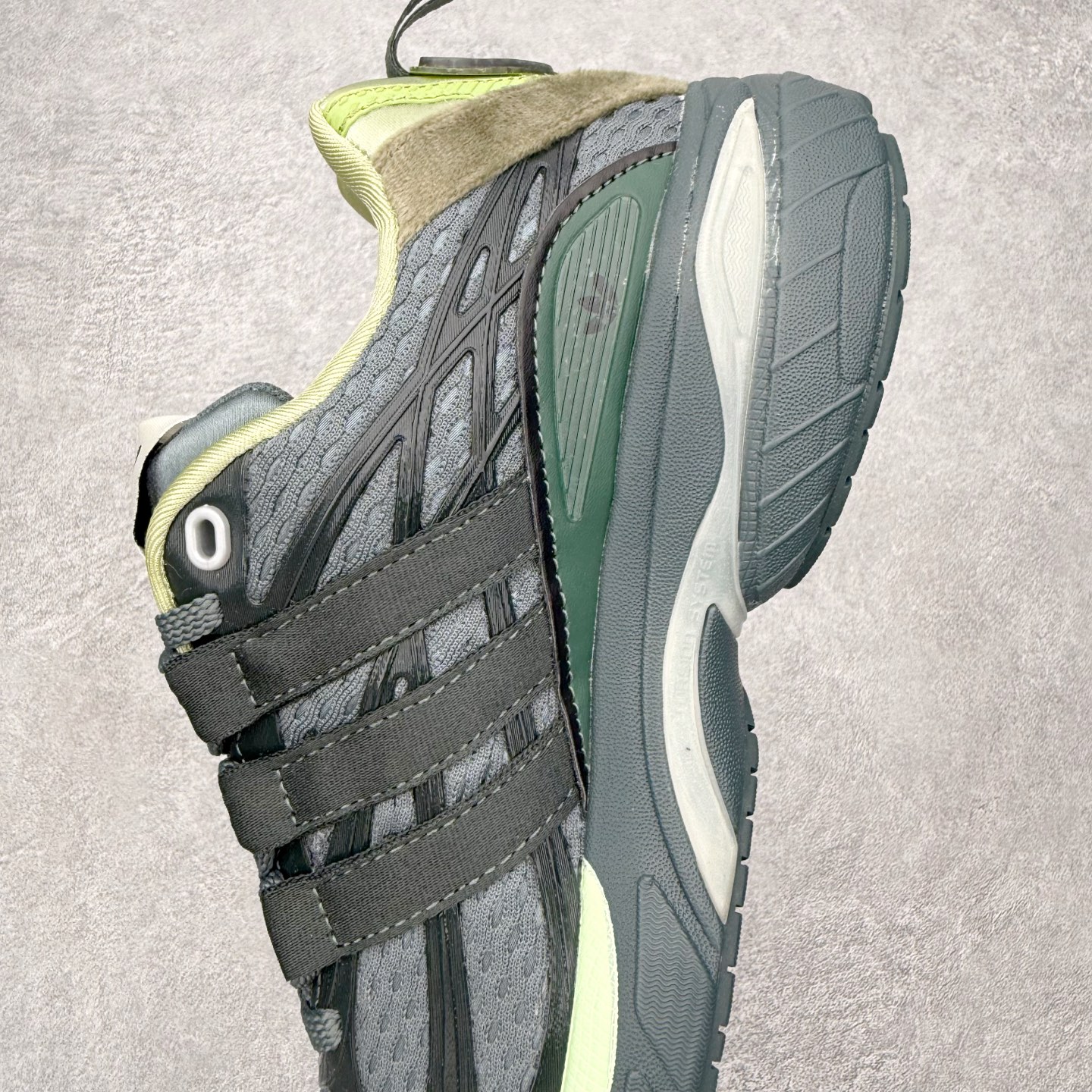 图片[7]-＃HZ SFTM x AD Originals ADISTAR CUSHION 004 联名复古舒适防滑耐磨低帮生活休闲鞋 JH9008 SFTM将黑暗浪漫主义融入至鞋款当中，既有文艺复兴和维多利亚时代的优雅、古典，又加入了现代叛逆元素，创造出一种历史感与现代特色相互交融的设计。质感一直都是这个系列的拿手强项，整个鞋身可以看到缎面、网眼、马毛和绒面革等丰富材质，结合富有光泽的 TPU 结构，带来无与伦比的层次感和质感。提到叛逆元素，这次 SFTM 高调地将联名专属 Logo 呈现在巨大的织唛上，抽象扭曲的三叶草释放独特的街头美学。后跟更是质感层次集中的一个区域，仿佛是在对鞋面做了一个总结。外底方面，保持了 ADISTAR Cushion 的运动基因，轮胎般的复古纹理，带来强大的耐用性和防滑。尺码：36 36.5 37.5 38 38.5 39 40 40.5 41 42 42.5 43 44 44.5 45-选品中心