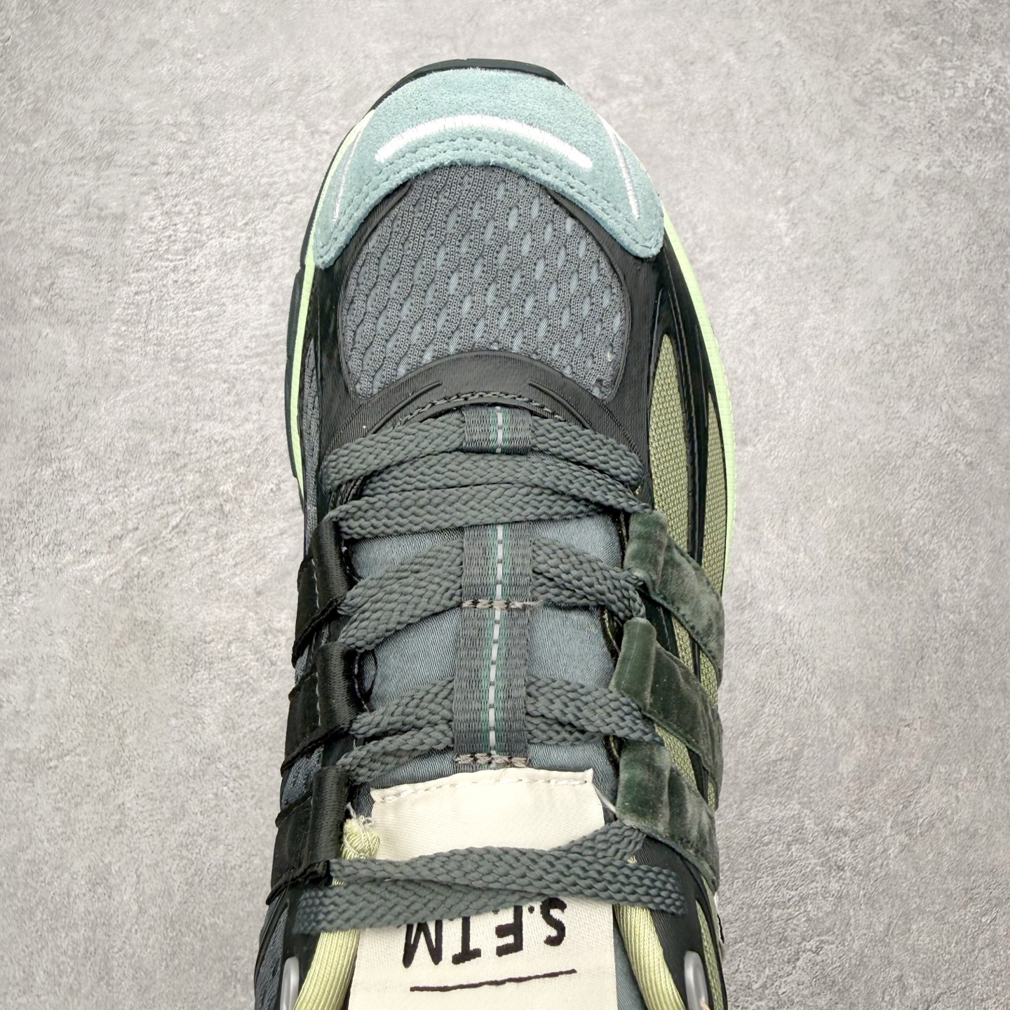 图片[4]-＃HZ SFTM x AD Originals ADISTAR CUSHION 004 联名复古舒适防滑耐磨低帮生活休闲鞋 JH9008 SFTM将黑暗浪漫主义融入至鞋款当中，既有文艺复兴和维多利亚时代的优雅、古典，又加入了现代叛逆元素，创造出一种历史感与现代特色相互交融的设计。质感一直都是这个系列的拿手强项，整个鞋身可以看到缎面、网眼、马毛和绒面革等丰富材质，结合富有光泽的 TPU 结构，带来无与伦比的层次感和质感。提到叛逆元素，这次 SFTM 高调地将联名专属 Logo 呈现在巨大的织唛上，抽象扭曲的三叶草释放独特的街头美学。后跟更是质感层次集中的一个区域，仿佛是在对鞋面做了一个总结。外底方面，保持了 ADISTAR Cushion 的运动基因，轮胎般的复古纹理，带来强大的耐用性和防滑。尺码：36 36.5 37.5 38 38.5 39 40 40.5 41 42 42.5 43 44 44.5 45-选品中心