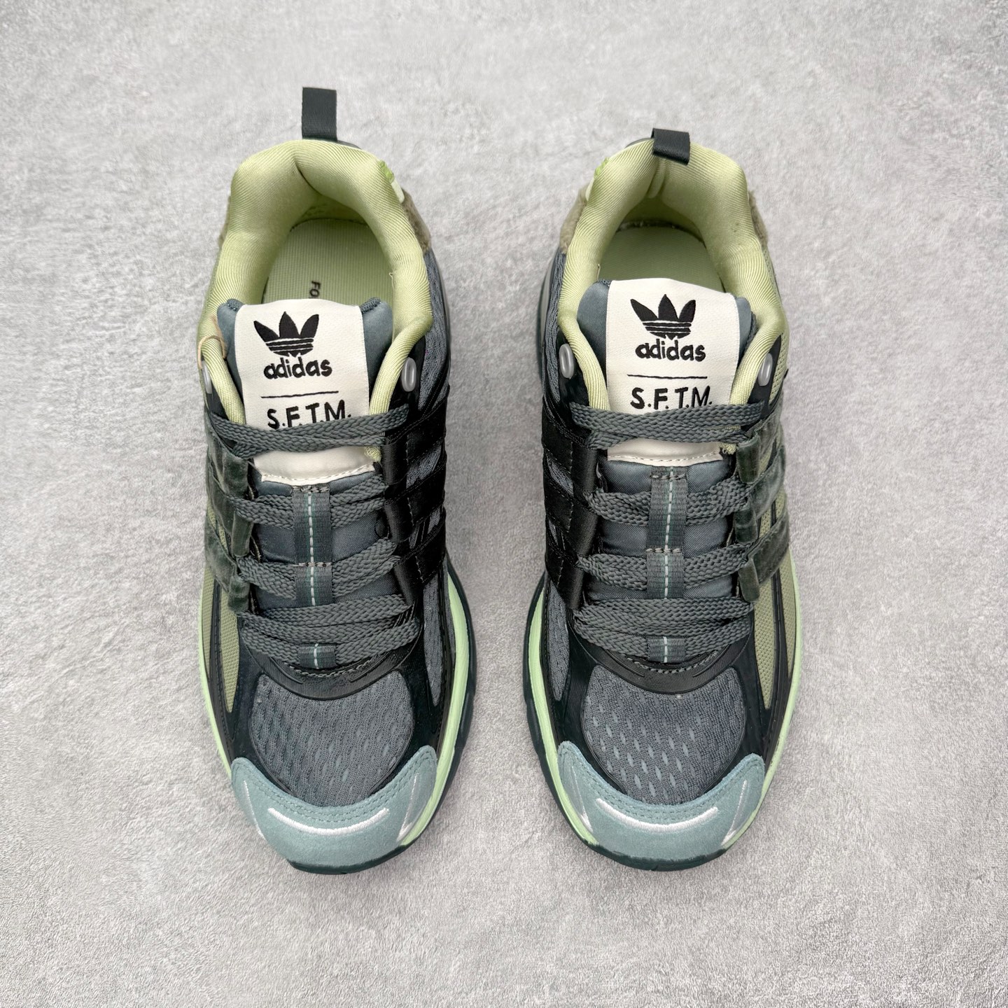 图片[2]-＃HZ SFTM x AD Originals ADISTAR CUSHION 004 联名复古舒适防滑耐磨低帮生活休闲鞋 JH9008 SFTM将黑暗浪漫主义融入至鞋款当中，既有文艺复兴和维多利亚时代的优雅、古典，又加入了现代叛逆元素，创造出一种历史感与现代特色相互交融的设计。质感一直都是这个系列的拿手强项，整个鞋身可以看到缎面、网眼、马毛和绒面革等丰富材质，结合富有光泽的 TPU 结构，带来无与伦比的层次感和质感。提到叛逆元素，这次 SFTM 高调地将联名专属 Logo 呈现在巨大的织唛上，抽象扭曲的三叶草释放独特的街头美学。后跟更是质感层次集中的一个区域，仿佛是在对鞋面做了一个总结。外底方面，保持了 ADISTAR Cushion 的运动基因，轮胎般的复古纹理，带来强大的耐用性和防滑。尺码：36 36.5 37.5 38 38.5 39 40 40.5 41 42 42.5 43 44 44.5 45-选品中心