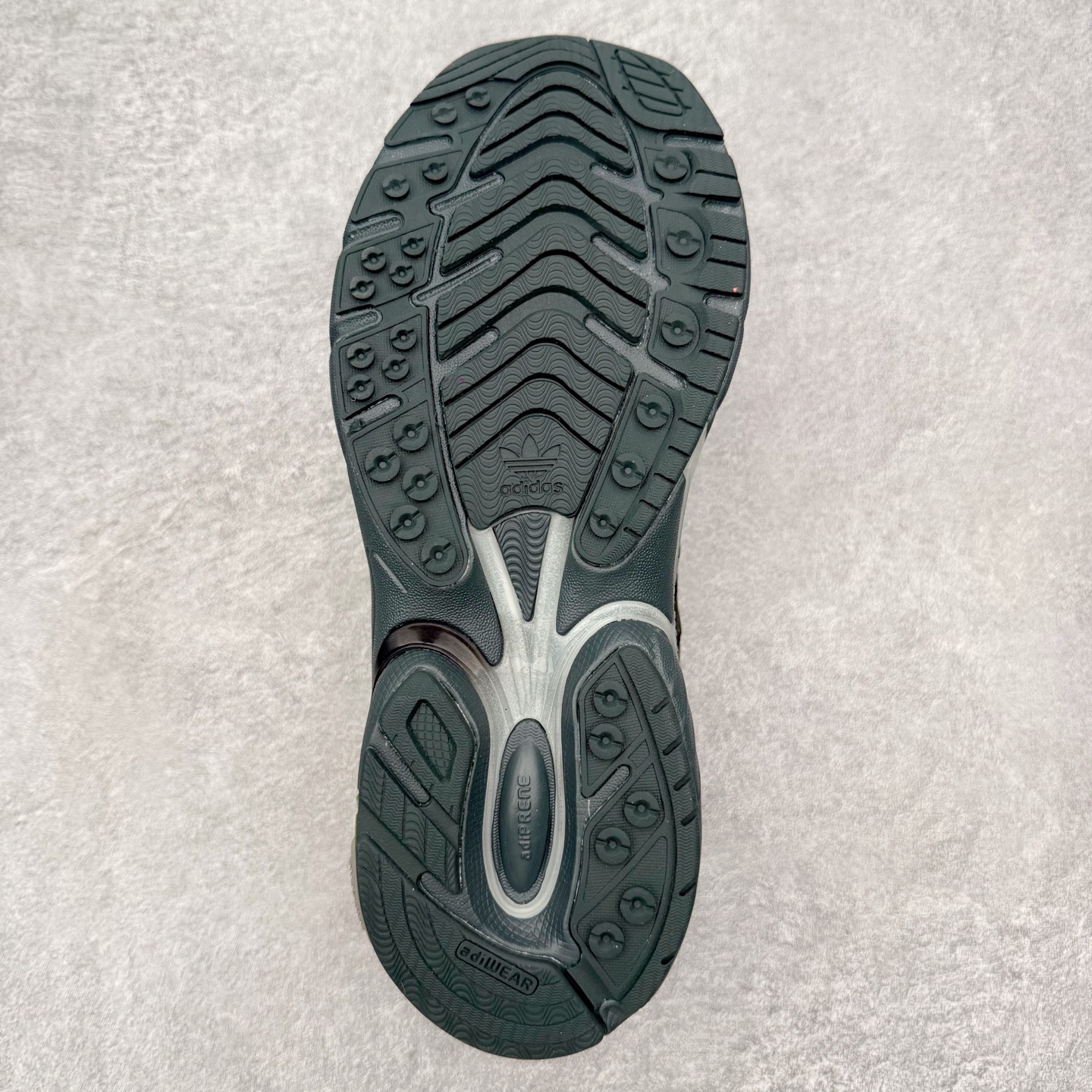 图片[9]-＃HZ SFTM x AD Originals ADISTAR CUSHION 004 联名复古舒适防滑耐磨低帮生活休闲鞋 JH9008 SFTM将黑暗浪漫主义融入至鞋款当中，既有文艺复兴和维多利亚时代的优雅、古典，又加入了现代叛逆元素，创造出一种历史感与现代特色相互交融的设计。质感一直都是这个系列的拿手强项，整个鞋身可以看到缎面、网眼、马毛和绒面革等丰富材质，结合富有光泽的 TPU 结构，带来无与伦比的层次感和质感。提到叛逆元素，这次 SFTM 高调地将联名专属 Logo 呈现在巨大的织唛上，抽象扭曲的三叶草释放独特的街头美学。后跟更是质感层次集中的一个区域，仿佛是在对鞋面做了一个总结。外底方面，保持了 ADISTAR Cushion 的运动基因，轮胎般的复古纹理，带来强大的耐用性和防滑。尺码：36 36.5 37.5 38 38.5 39 40 40.5 41 42 42.5 43 44 44.5 45-选品中心